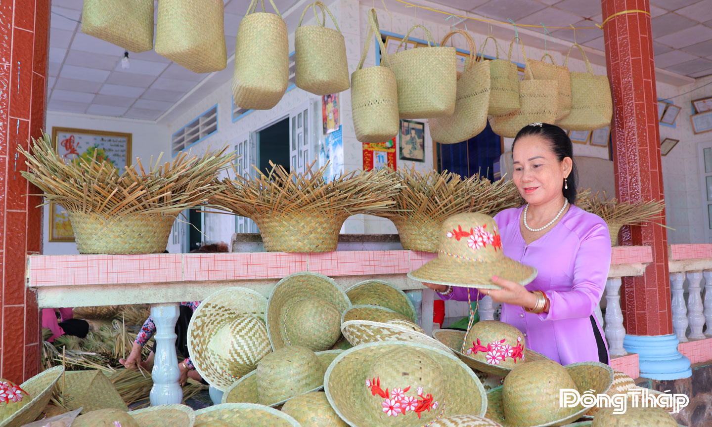 Đáp ứng xu hướng tiêu dùng ngày càng đa dạng của thị trường, nhiều chị em  ở xã Hưng Thạnh đã sáng tạo những dòng sản phẩm mới, góp phần đưa  sản phẩm truyền thống của địa phương đến gần hơn với người tiêu dùng.