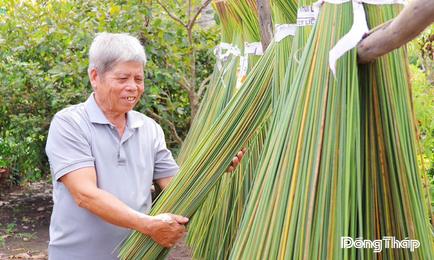  Ông Đoàn Văn Vui gắn bó  với nghề đan bàng buông  từ lúc còn nhỏ.