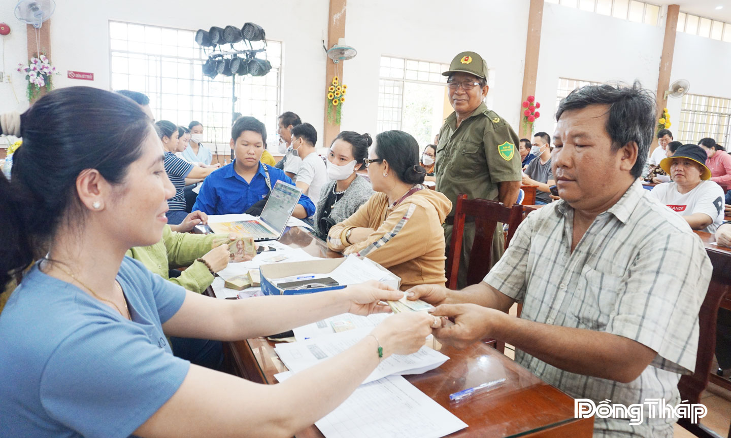Người dân làm thủ tục để nhận quà.