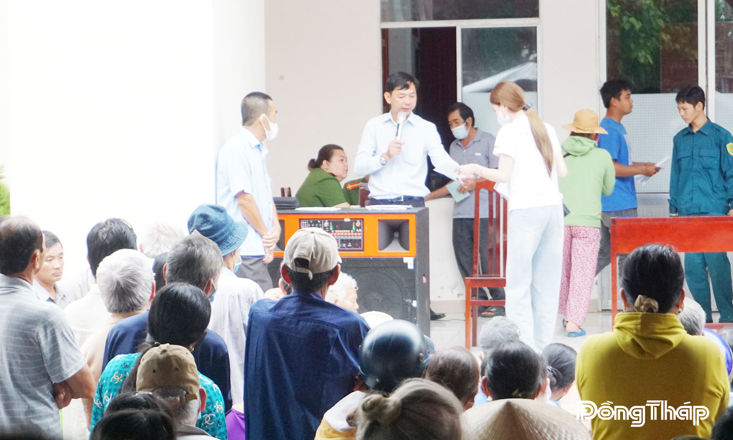 Cán bộ phường hướng dẫn dân nhận tiền mừng Quốc khánh trước số lượng người quá đông.