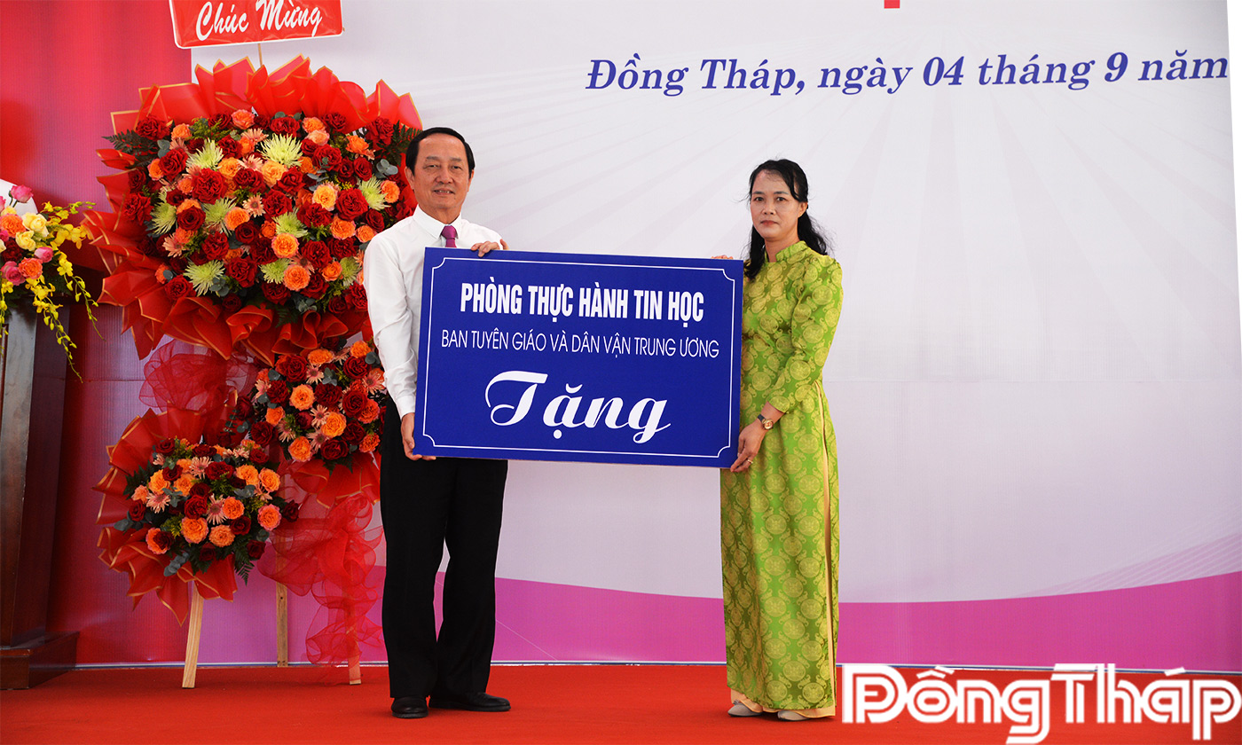 Huỳnh Thành Đạt, Ủy viên Trung ương Đảng, Phó Trưởng Ban Tuyên Giáo và Dân vận Trung ương trao tặng Phòng bộ môn Tin học