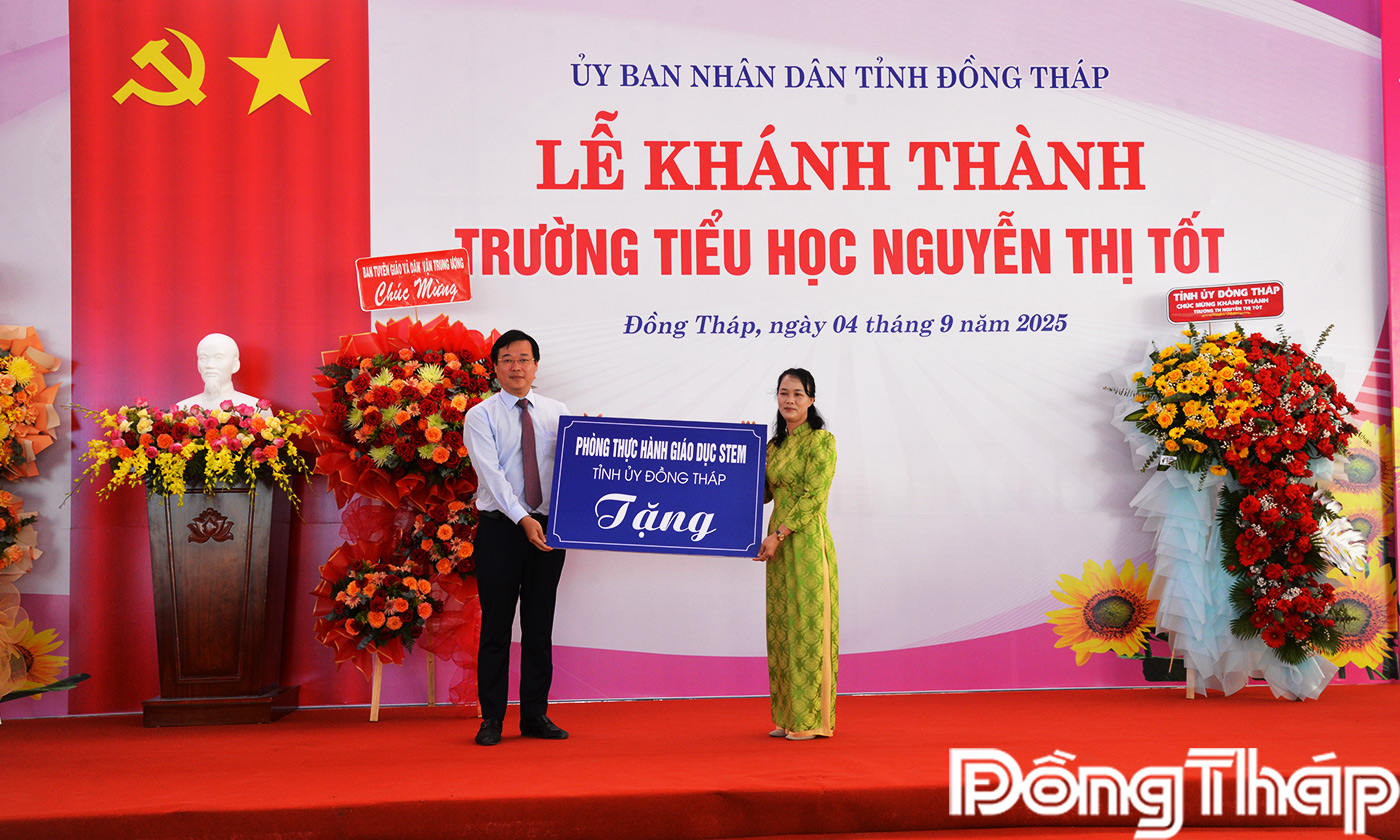 Lê Quốc Phong, Ủy viên Ban Chấp hành Trung ương Đảng, Bí thư Tỉnh ủy, Trưởng Đoàn Đại biểu Quốc hội đơn vị tỉnh Đồng Tháp trao tặng Phòng STEAM