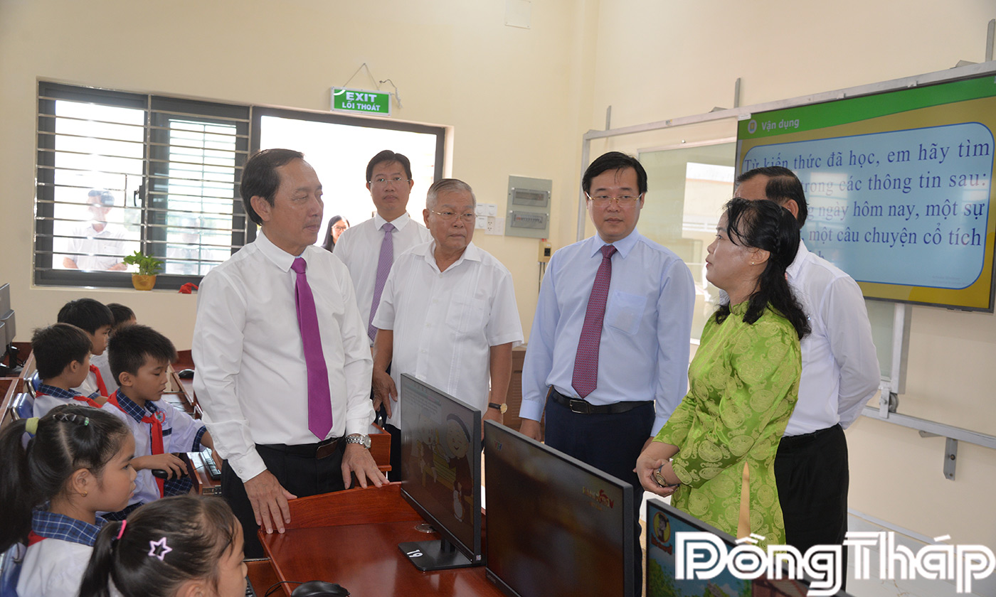 Lãnh đạo trung ương, lãnh đạo tỉnh tham quan Phòng thực hành Tin học 