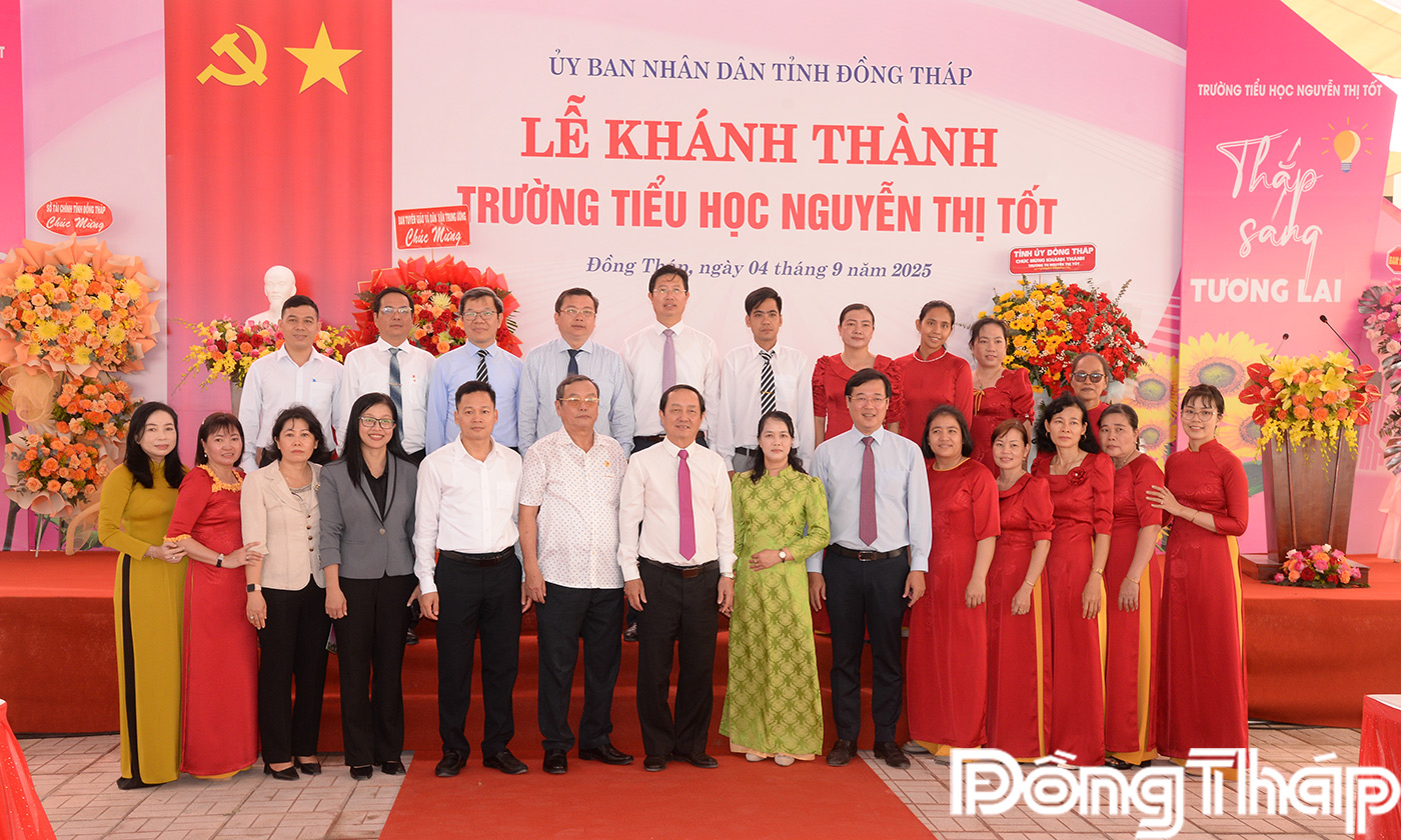 Lãnh đạo trung ương, lãnh đạo tỉnh chụp ảnh lưu niệm cùng nhà trường