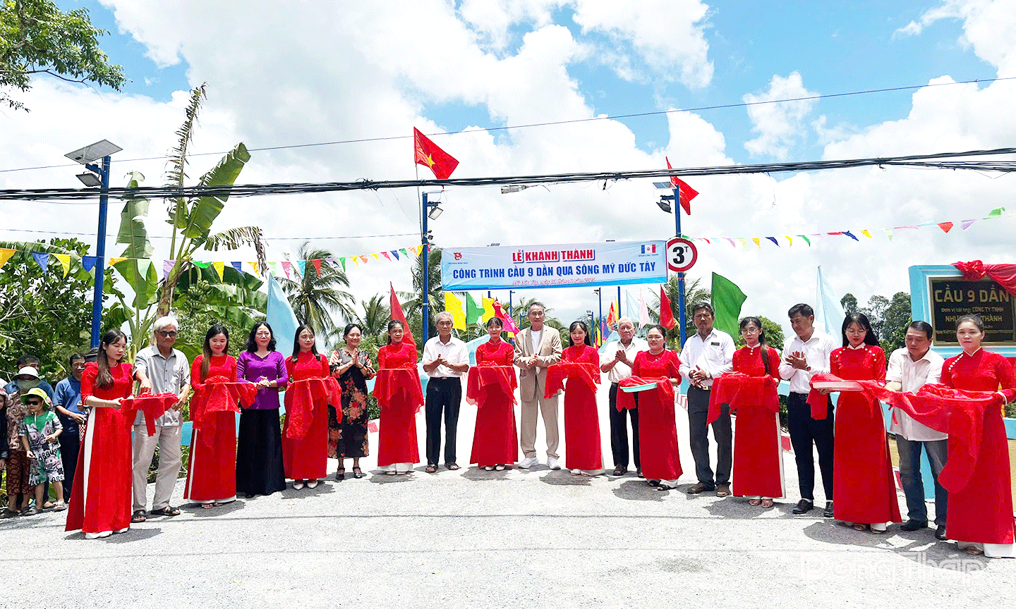 Đại biểu tham gia cắt băng khánh thành cầu