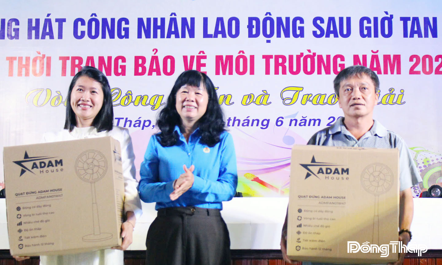 Bà Huỳnh Thị Tuyết Vui, Chủ tịch Liên đoàn Lao động tỉnh Đồng Tháp trao thưởng cho các đơn vị đạt giải tại Hội thi “Tiếng hát công nhân lao động sau giờ tan ca” tại Khu Công nghiệp Sa Đéc.