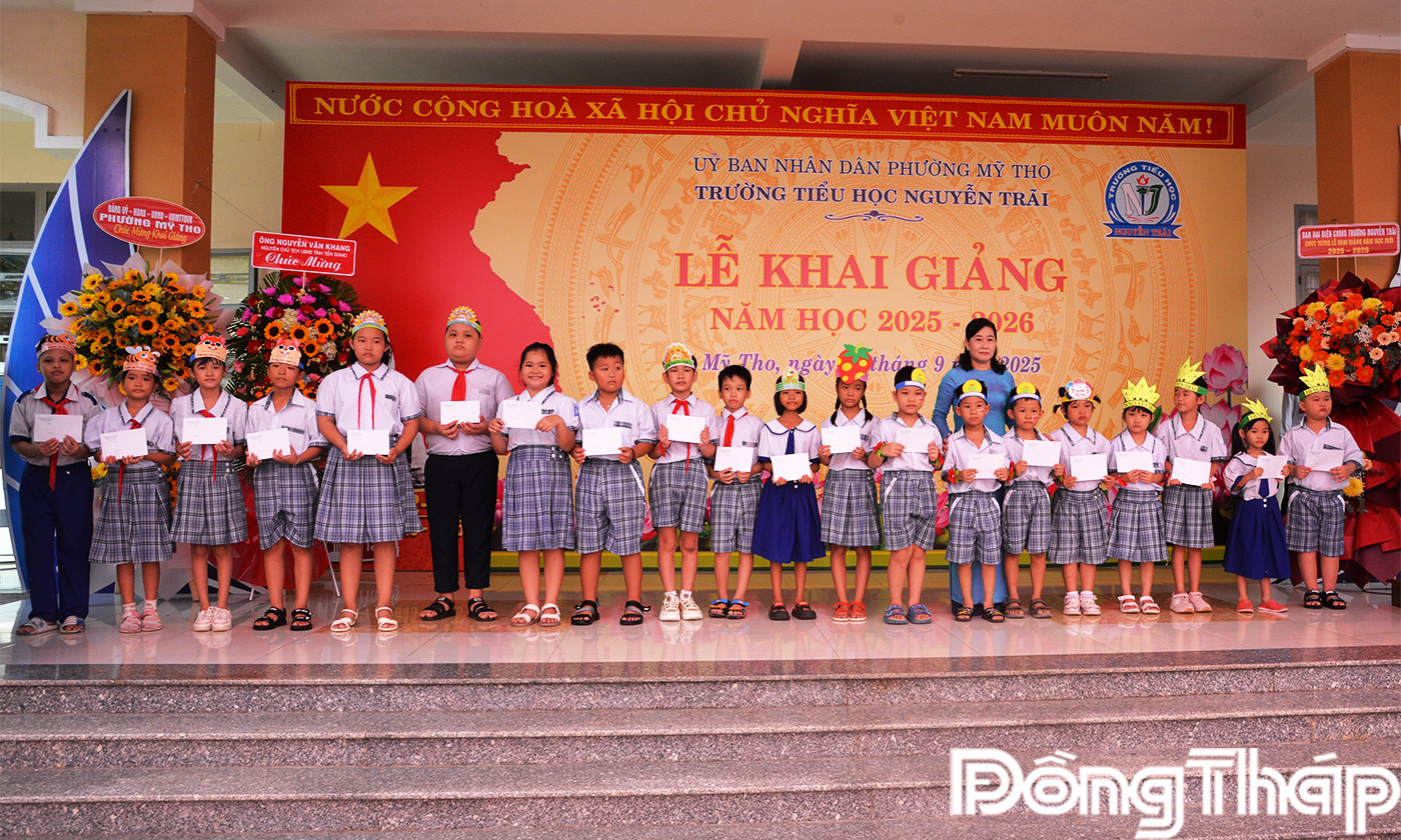 Châu Thị Mỹ Phương - Phó Bí Thư Tỉnh ủy, Chủ tịch Hội đồng Nhân dân tỉnh Đồng Tháp trao học bổng cho các em.