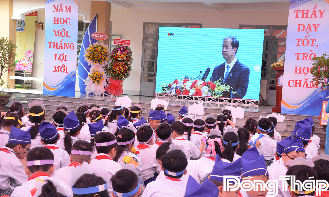 lãnh đạo tỉnh, các đại biểu cùng thầy cô giáo và các em học sinh nhà trường tiếp tục tham dự Lễ Kỉ niệm 80 năm thành lập Bộ Quốc gia Giáo dục và Khai giảng năm học 2025 – 2026 được tiếp sóng trực tiếp từ Trung tâm Hội nghị Quốc gia (Hà Nội) 