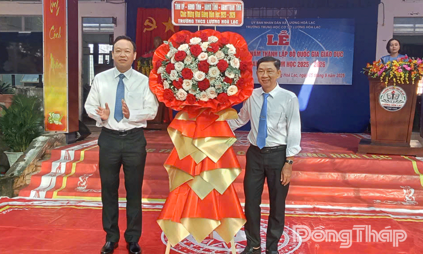 đồng chí Nguyễn Văn Dương, Giám đốc Sở y tế tỉnh Đồng Tháp trao hoa chúc mừng nhà trường.