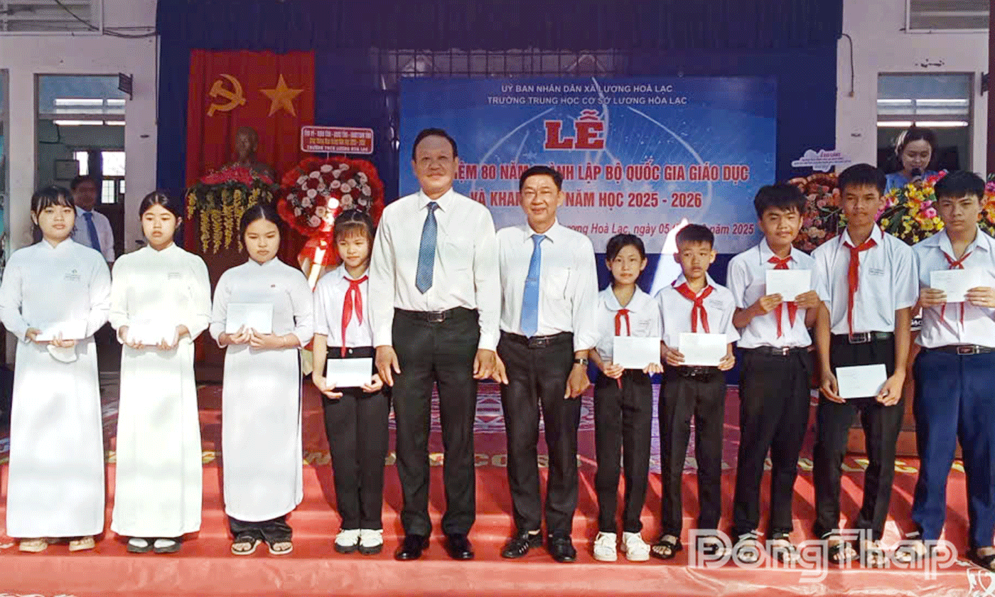 Trao học bổng cho các em học sinh vượt khó học tốt.