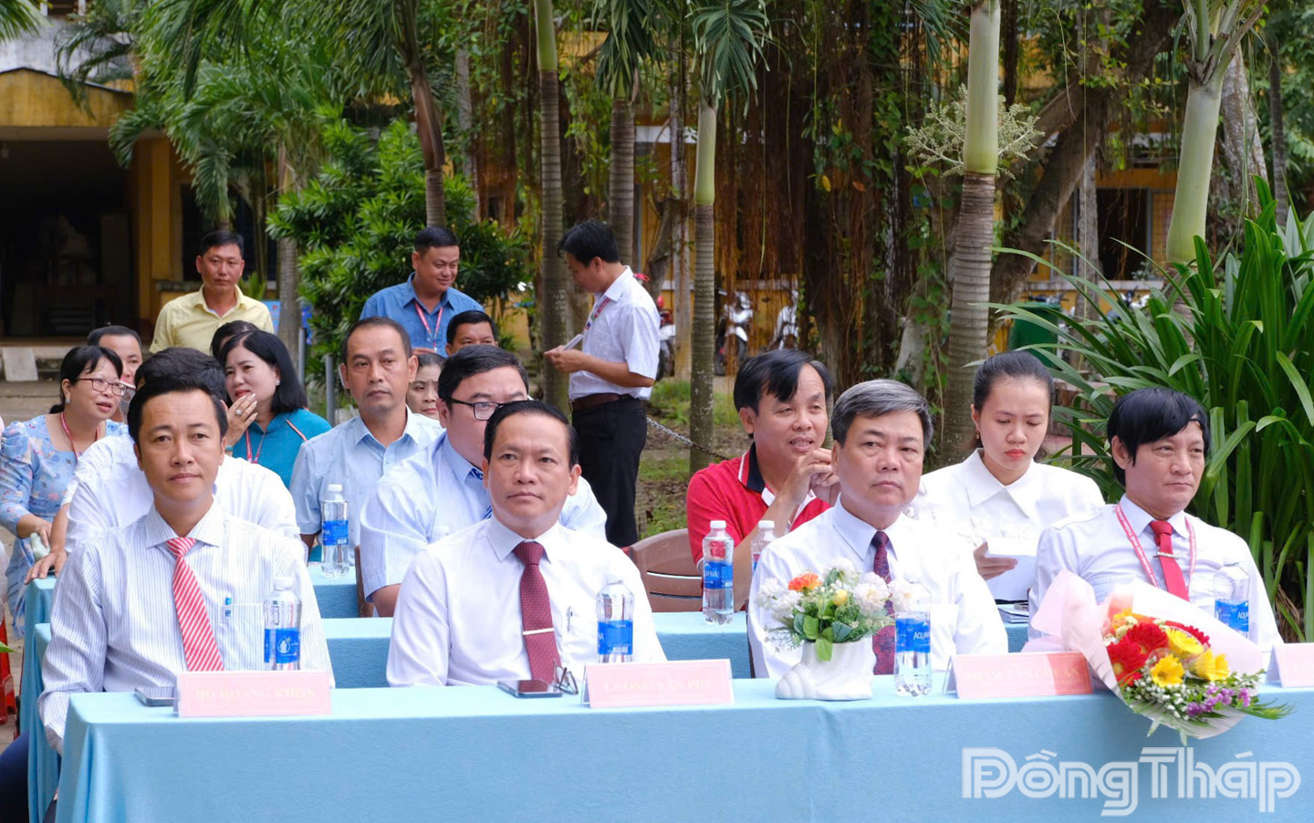 Đồng chí Phạm Văn Chuẩn, Ủy viên Ban Thường vụ Tỉnh ủy, Phó Chủ tịch Hội đồng nhân dân tỉnh Đồng Tháp (thứ 3 từ trái sang) dự Lễ khai giảng năm học 2025 - 2026 tại Trường THPT Hồng Ngự 2. (Ảnh: Minh Thi)