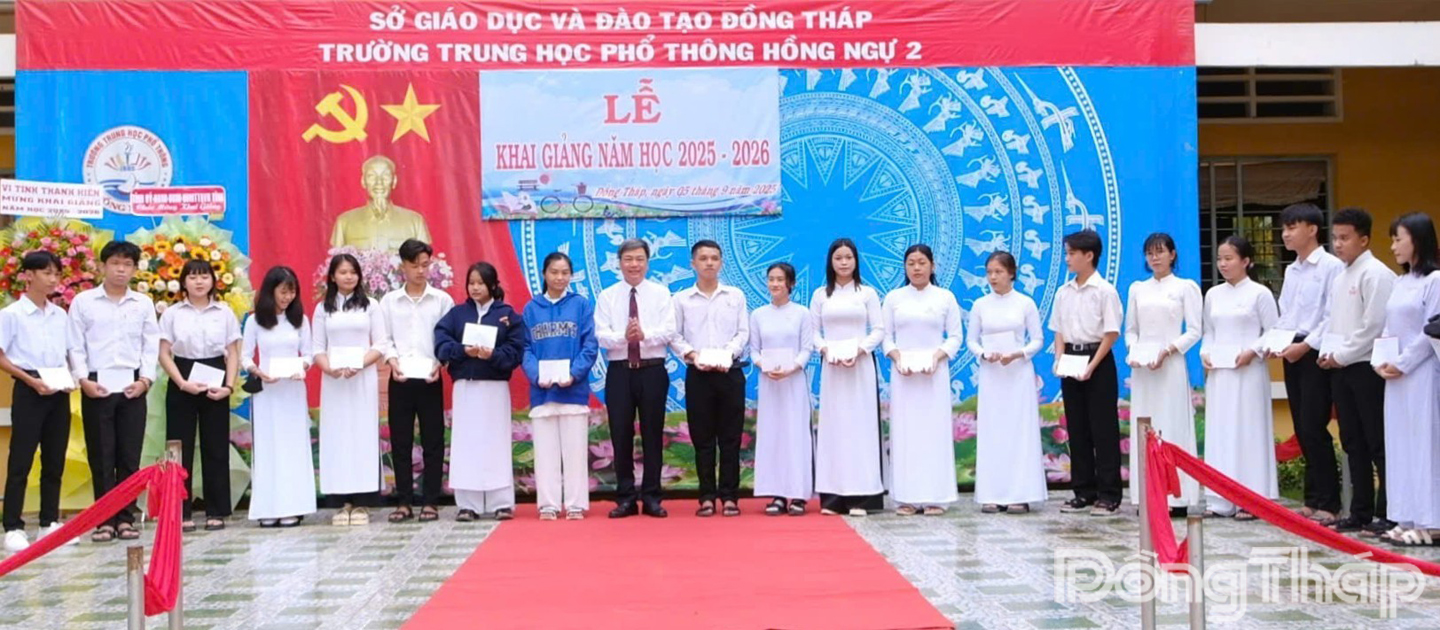 Đồng chí Phạm Văn Chuẩn, Ủy viên Ban Thường vụ Tỉnh ủy, Phó Chủ tịch Hội đồng nhân dân tỉnh Đồng Tháp trao học bổng cho học sinh Trường THPT Hồng Ngự 2. (Ảnh: Minh Thi)