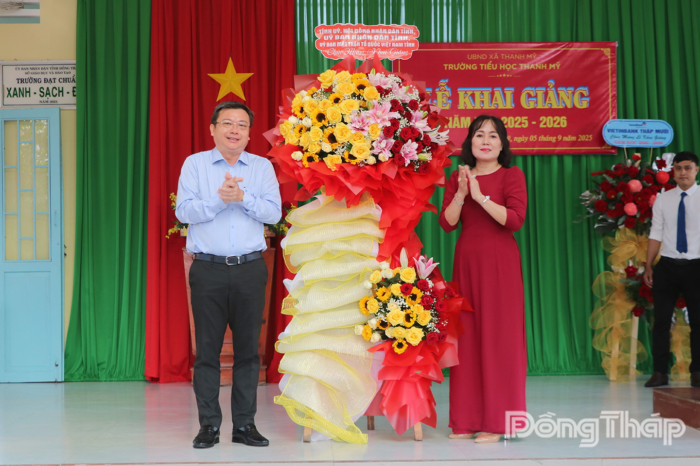 Đồng chí Phan Văn Thương, Ủy viên Ban Thường vụ Tỉnh ủy, Trưởng Ban Nội chính Tỉnh ủy tặng lẵng hoa và gửi lời chúc mừng đến tập thể Trường Tiểu học Thanh Mỹ nhân dịp năm học mới.