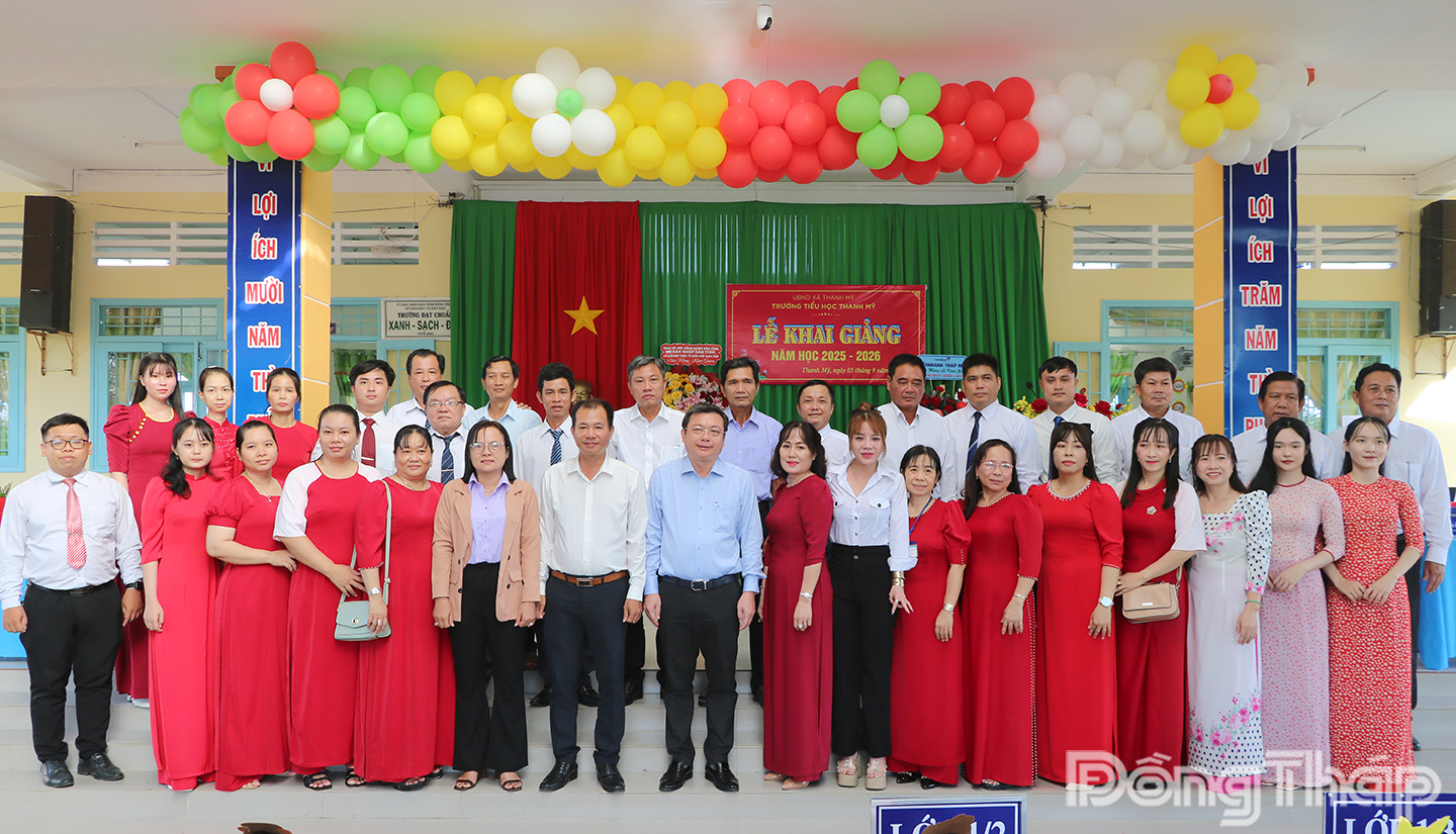 Đại biểu chụp ảnh lưu niệm cùng cán bộ, giáo viên, nhân viên Trường Tiểu học Thanh Mỹ.