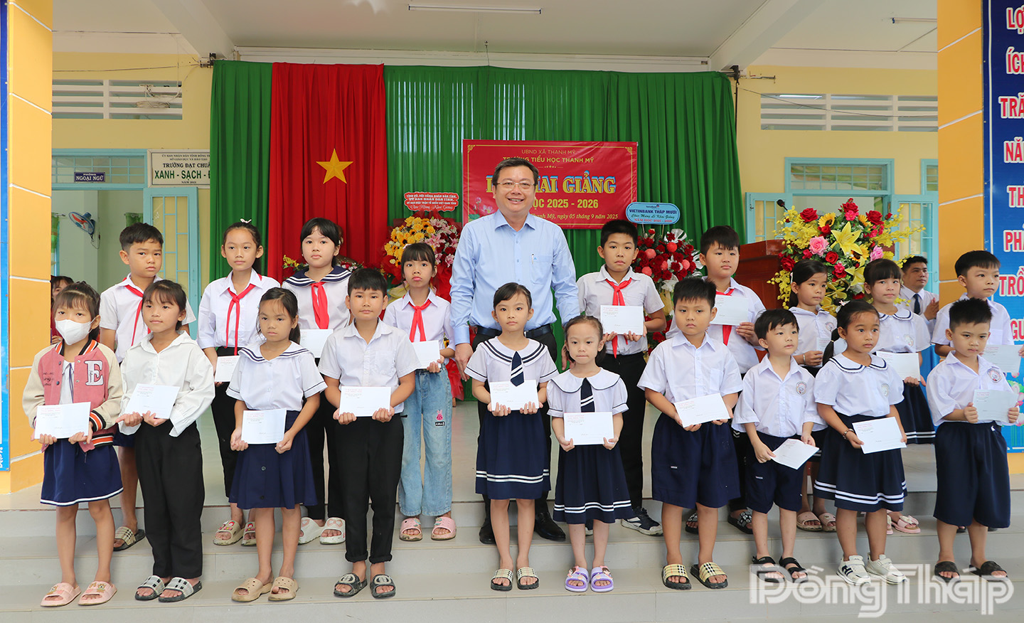 Trưởng Ban Nội chính Tỉnh ủy Phan Văn Thương trao học bổng của lãnh đạo tỉnh cho học sinh có hoàn cảnh khó khăn vượt khó học giỏi Trường Tiểu học Thanh Mỹ.