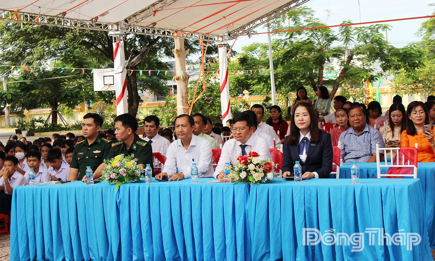Lãnh đạo Sacombank chi nhánh tỉnh Đồng Tháp dự Lễ khai giảng tại Trường THCS Thống Lĩnh.