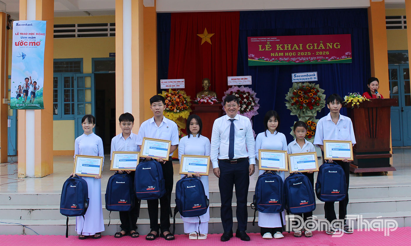 Lãnh đạo Sacombank chi nhánh tỉnh Đồng Tháp trao các suất học bổng cho học sinh Trường THCS Thống Lĩnh.