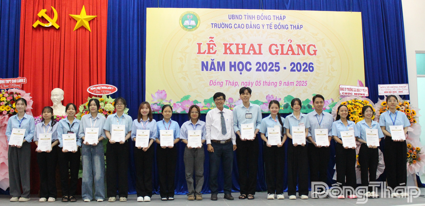 Bác sĩ Chuyên khoa II Nguyễn Tấn Hưng, Hiệu trưởng Trường Cao đẳng Y tế Đồng Tháp trao học bổng cho sinh viên.