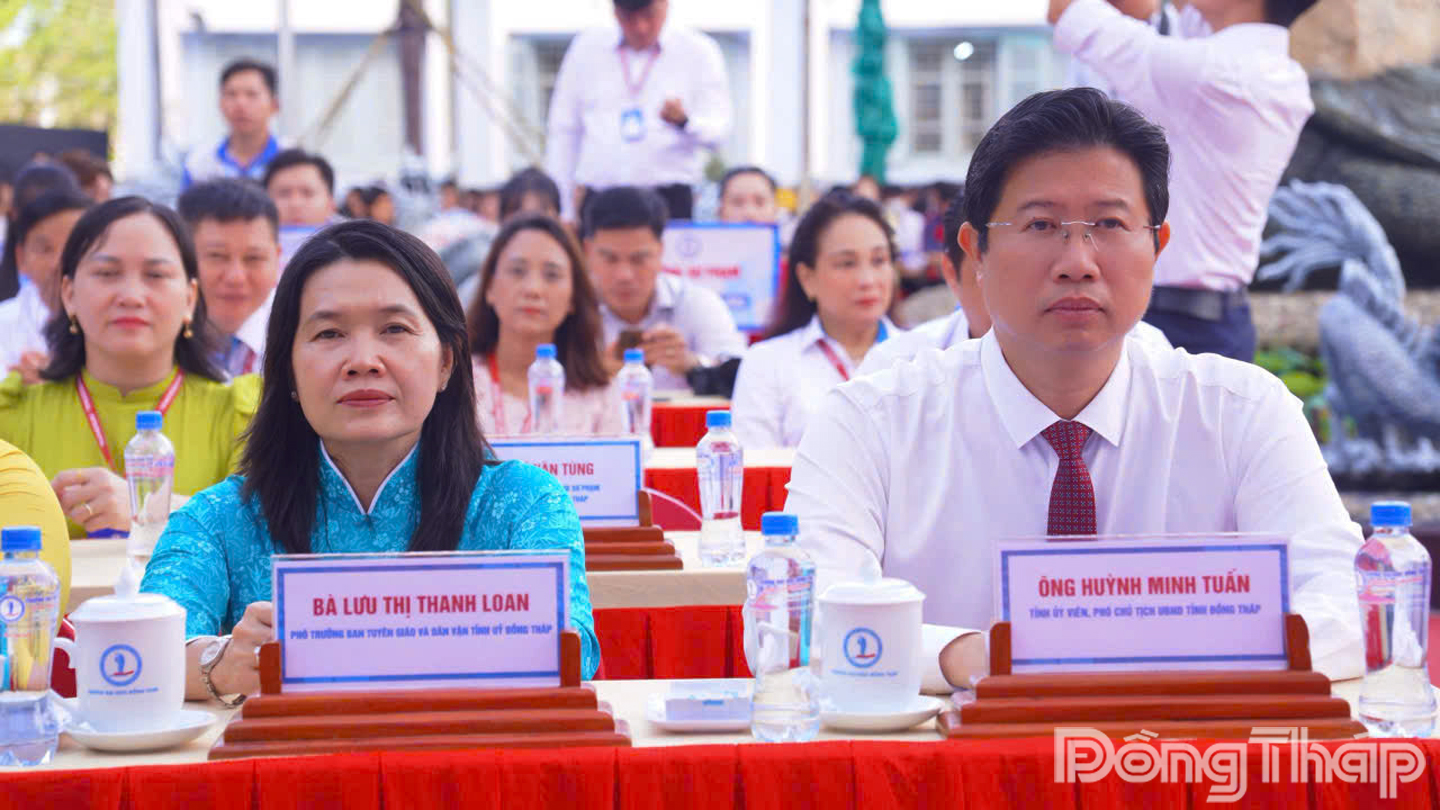 Đồng chí Huỳnh Minh Tuấn, Tỉnh ủy viên, Phó Chủ tịch UBND tỉnh Đồng Tháp (bìa phải) dự Lễ khai giảng.