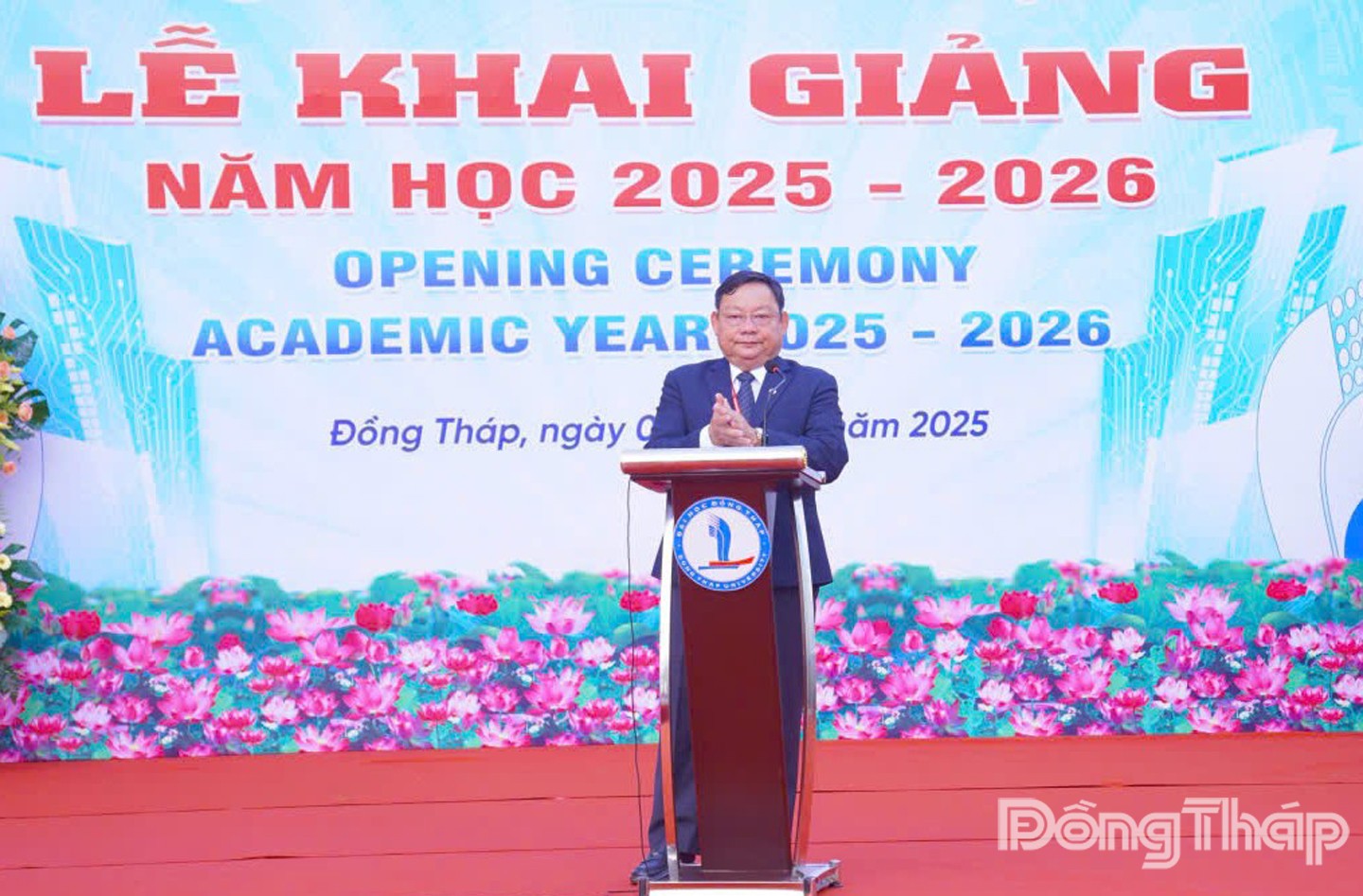 Phó Giáo sư, Tiến sĩ Hồ Văn Thống, Hiệu trưởng Trường Đại học Đồng Tháp phát biểu tại buổi Lễ khai giảng năm học mới.