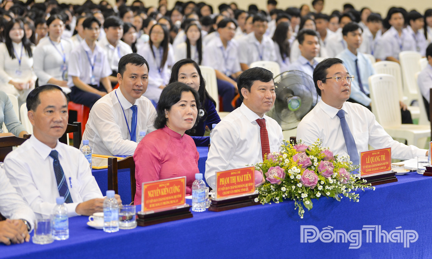 Lãnh đạo dự Lễ khai giảng tại Trường THPT Chuyên Tiền Giang.