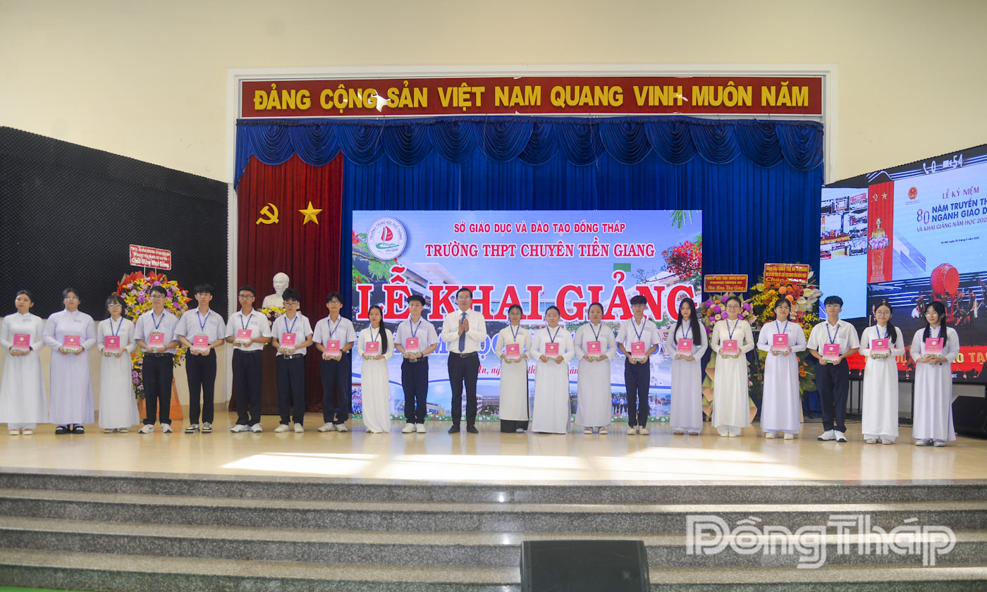 Đồng chí Lê Quốc Phong trao 20 suất học bổng cho học sinh có hoàn cảnh khó khăn của Trường THPT Chuyên Tiền Giang.