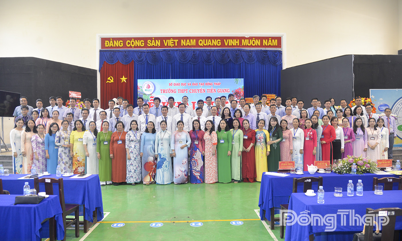 Đại biểu dự Lễ khai giảng chụp ảnh lưu niệm cùng tập thể sư phạm nhà trường.