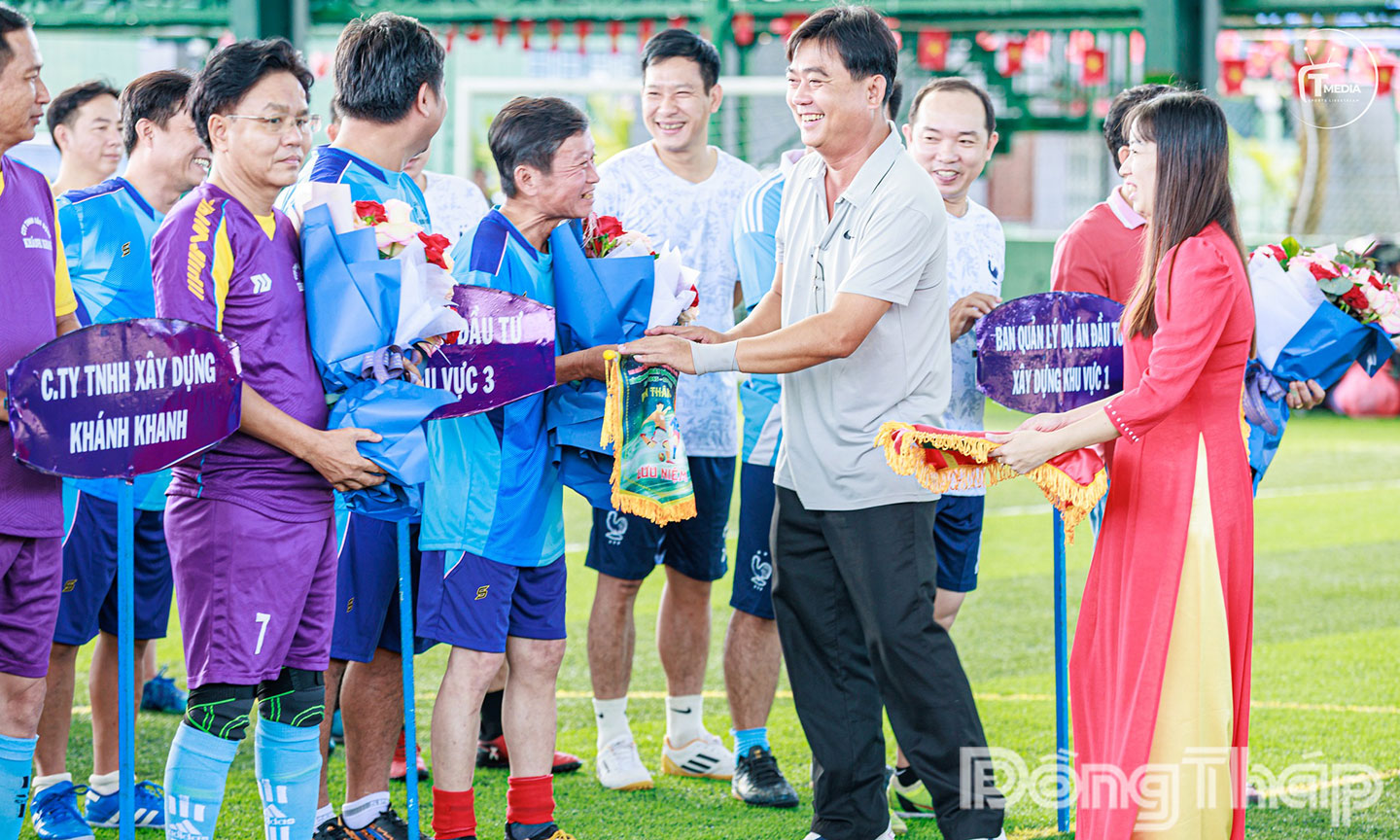 BTC trao cờ lưu niệm cho các đội bóng.