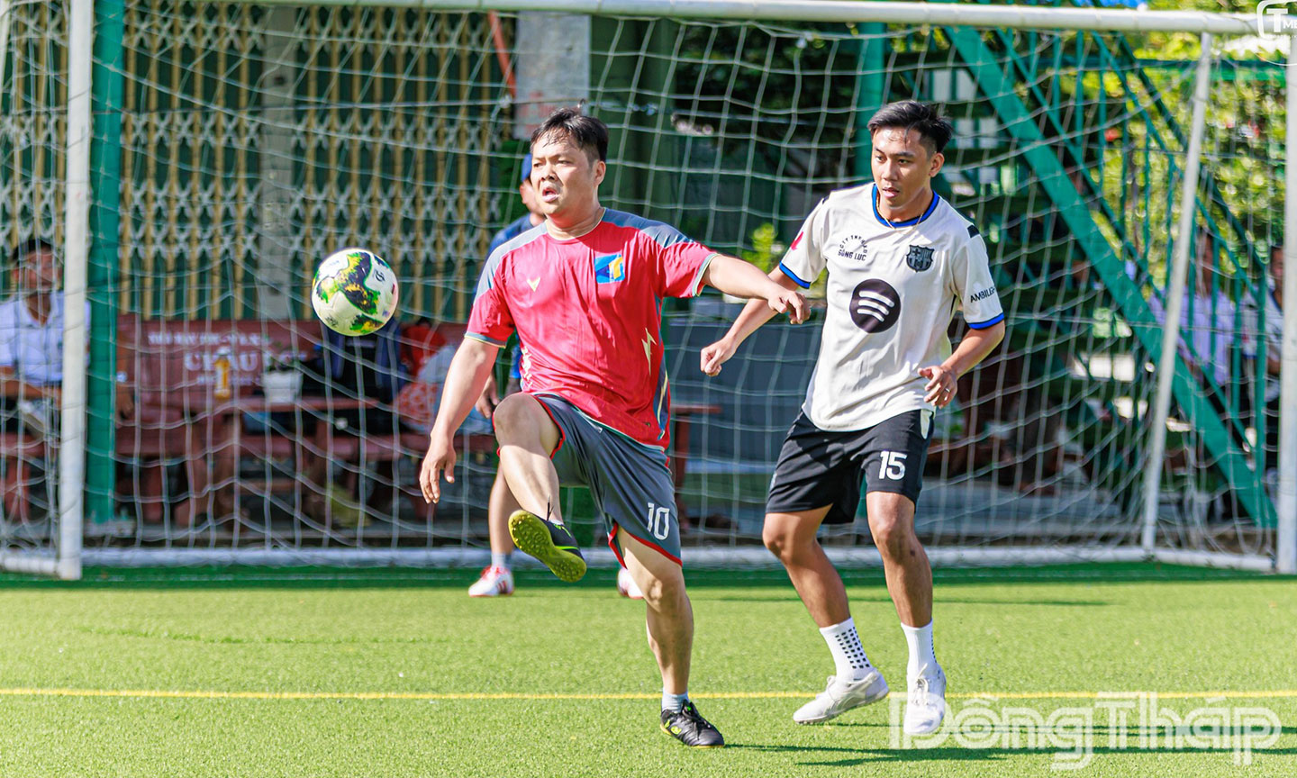 Sôi nổi các pha tranh bóng.