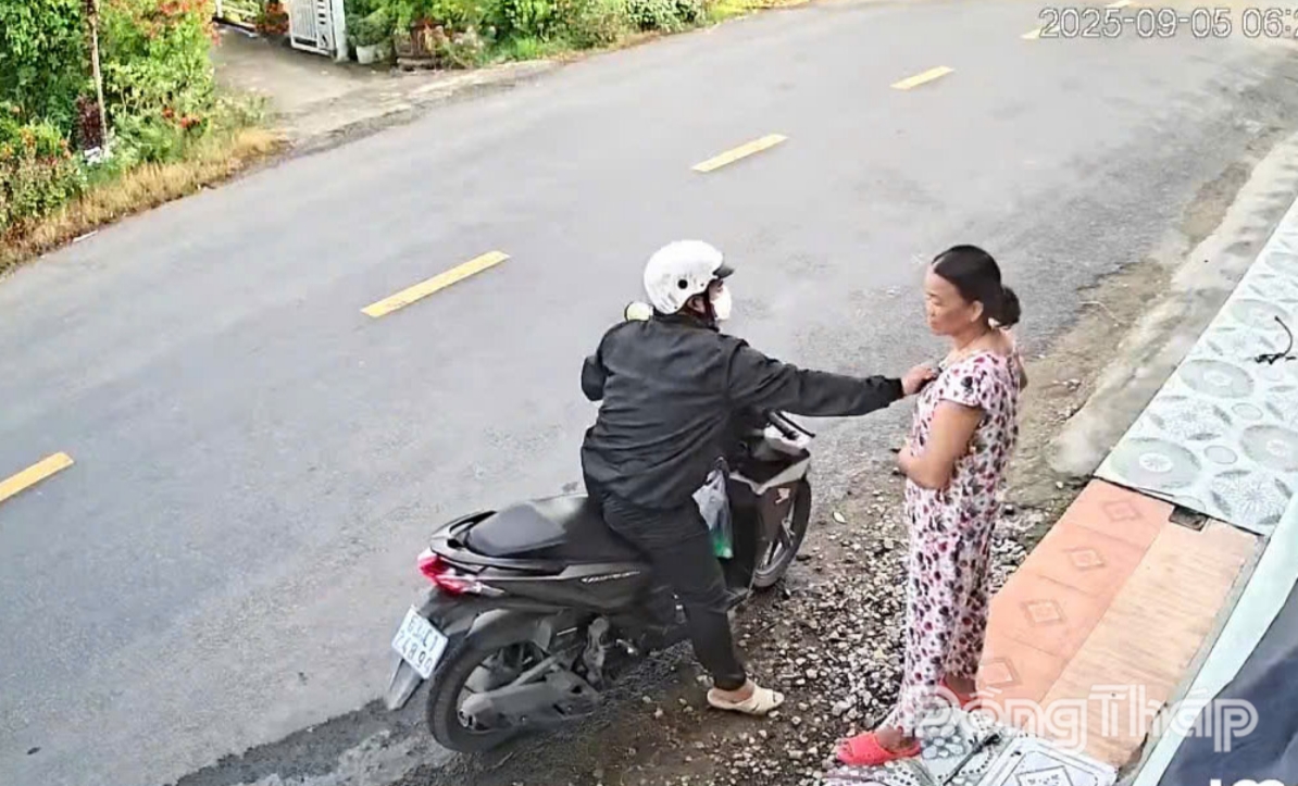 Đối tượng giật sợi dây chuyền vàng trên cổ chị Em.