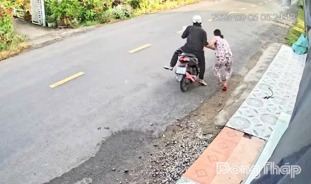 Đối tượng kéo lê chị Em một đoạn trên đường.