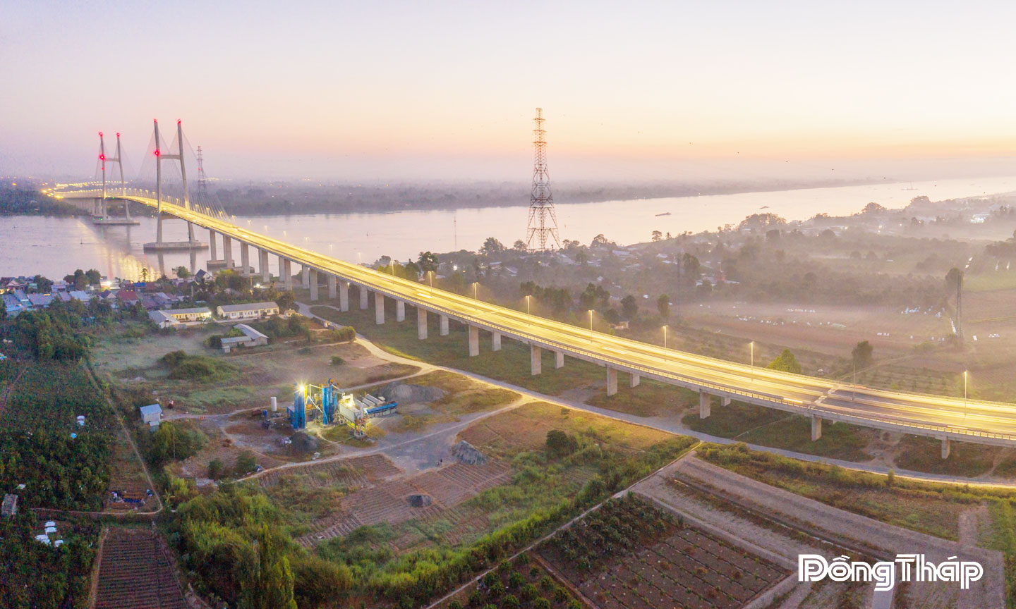Cầu Cao Lãnh bắc qua sông Tiền nối phường Cao Lãnh với xã Mỹ An Hưng thuộc tỉnh Đồng Tháp.  Ảnh: Hoàng Trọng