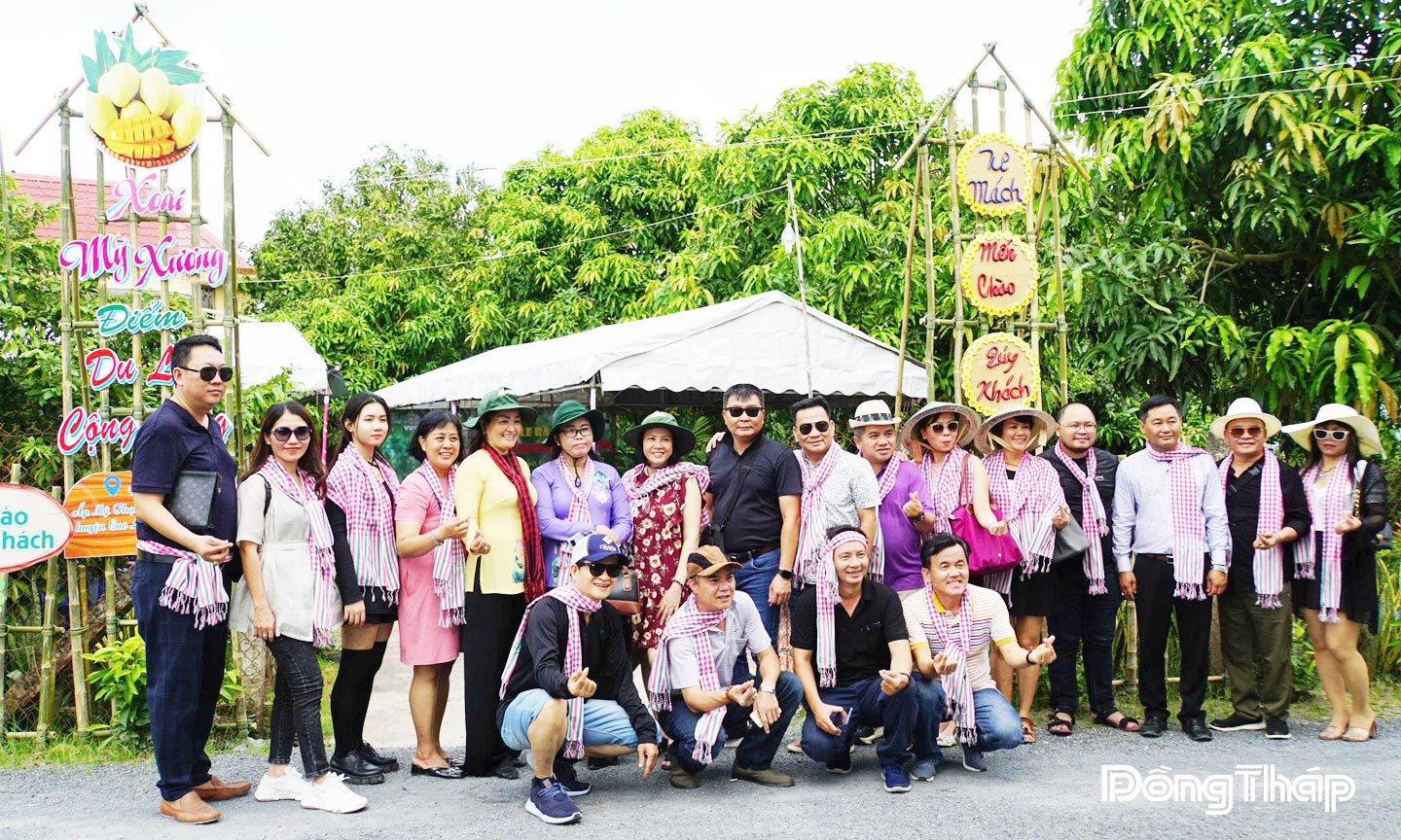 Đoàn famtrip chụp ảnh lưu niệm tại điểm du lịch của ông Nguyễn Văn Mách  (xã Mỹ Thọ, tỉnh Đồng Tháp).