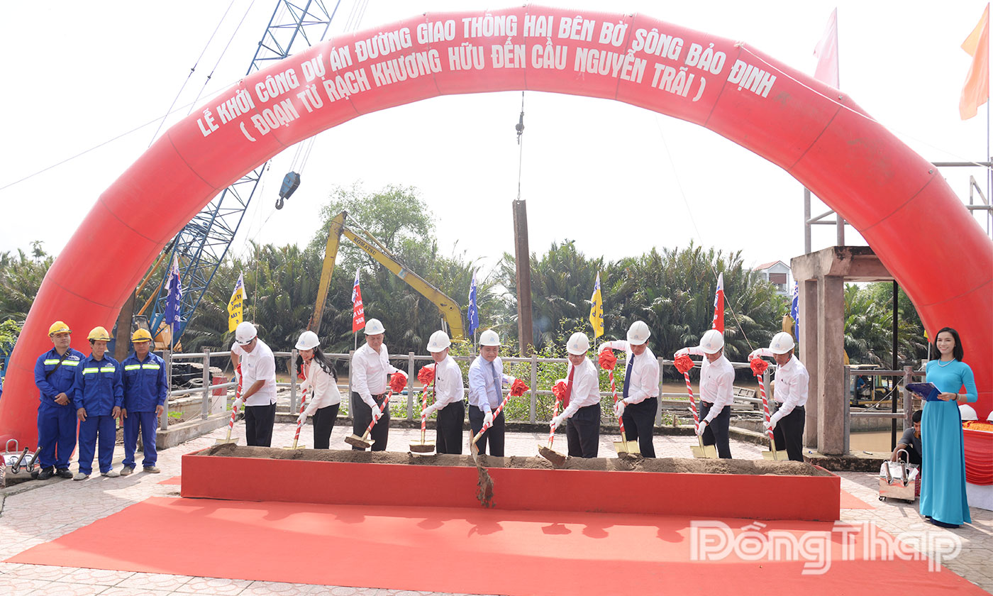 Nghi thức khởi công dự án.