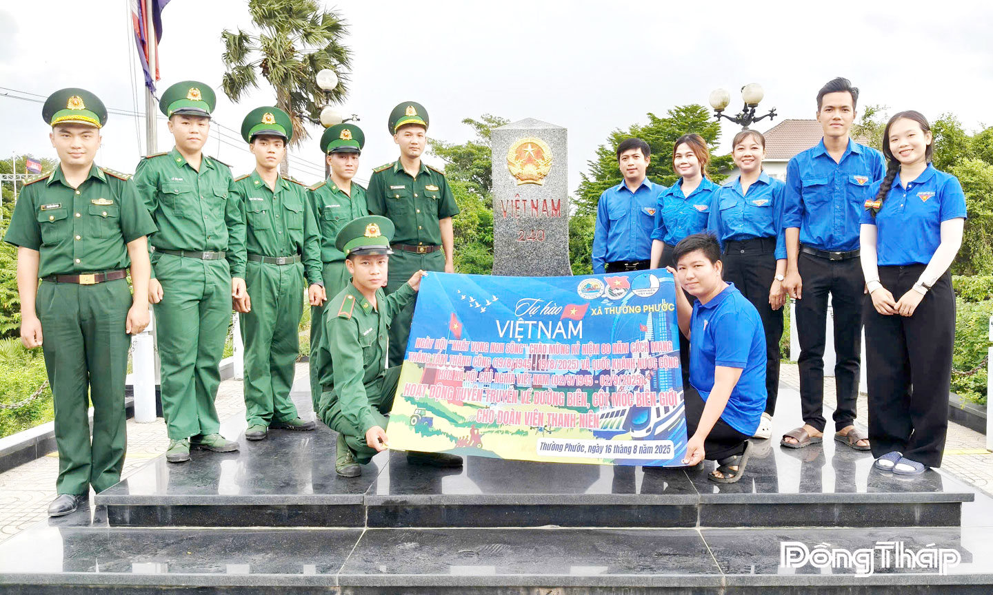 Đoàn viên, thanh niên xã Thường Phước tham gia hoạt động tuyên truyền về đường biên, cột mốc biên giới tại Cột mốc 240.