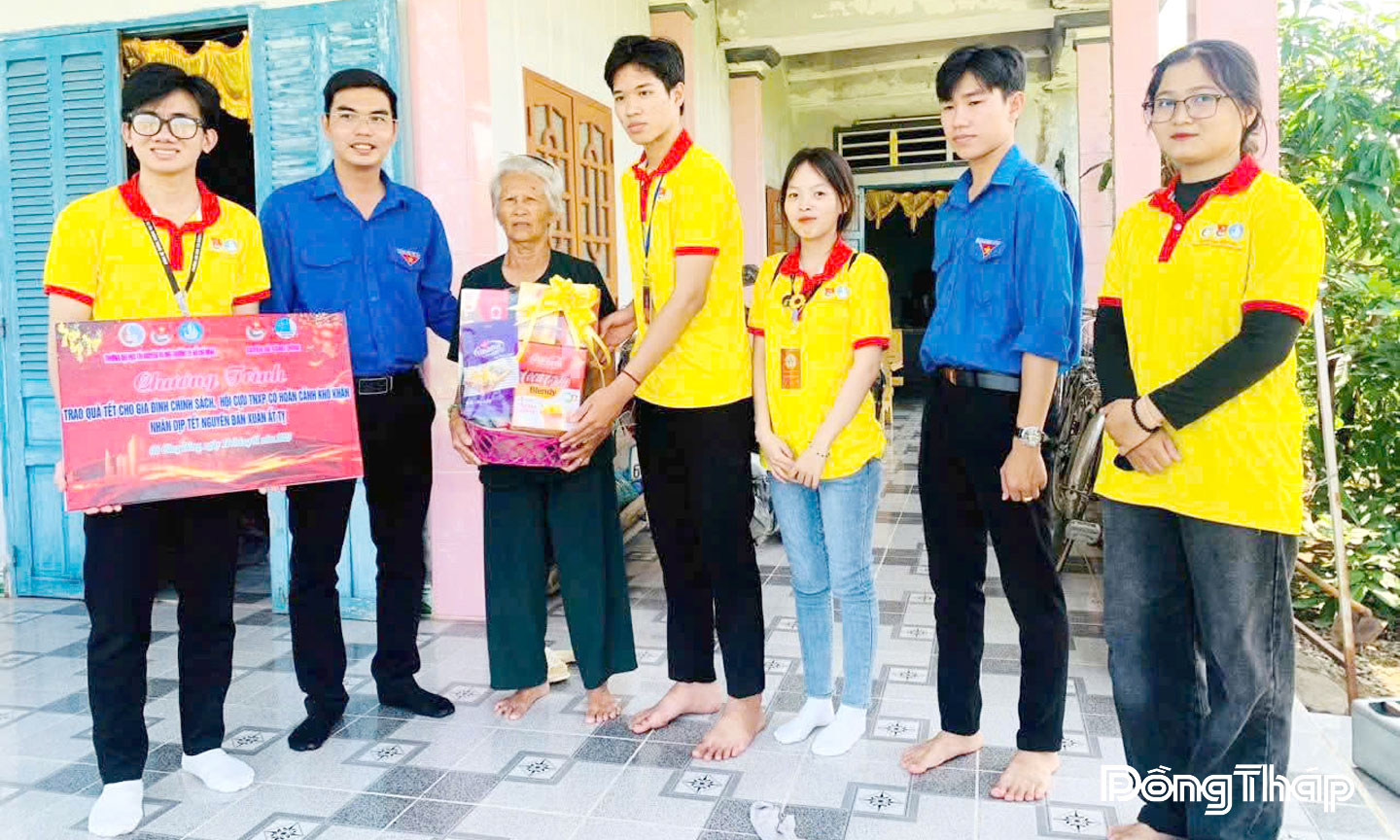 Xã đoàn Gia Thuận thăm, tặng quà cho gia đình chính sách.