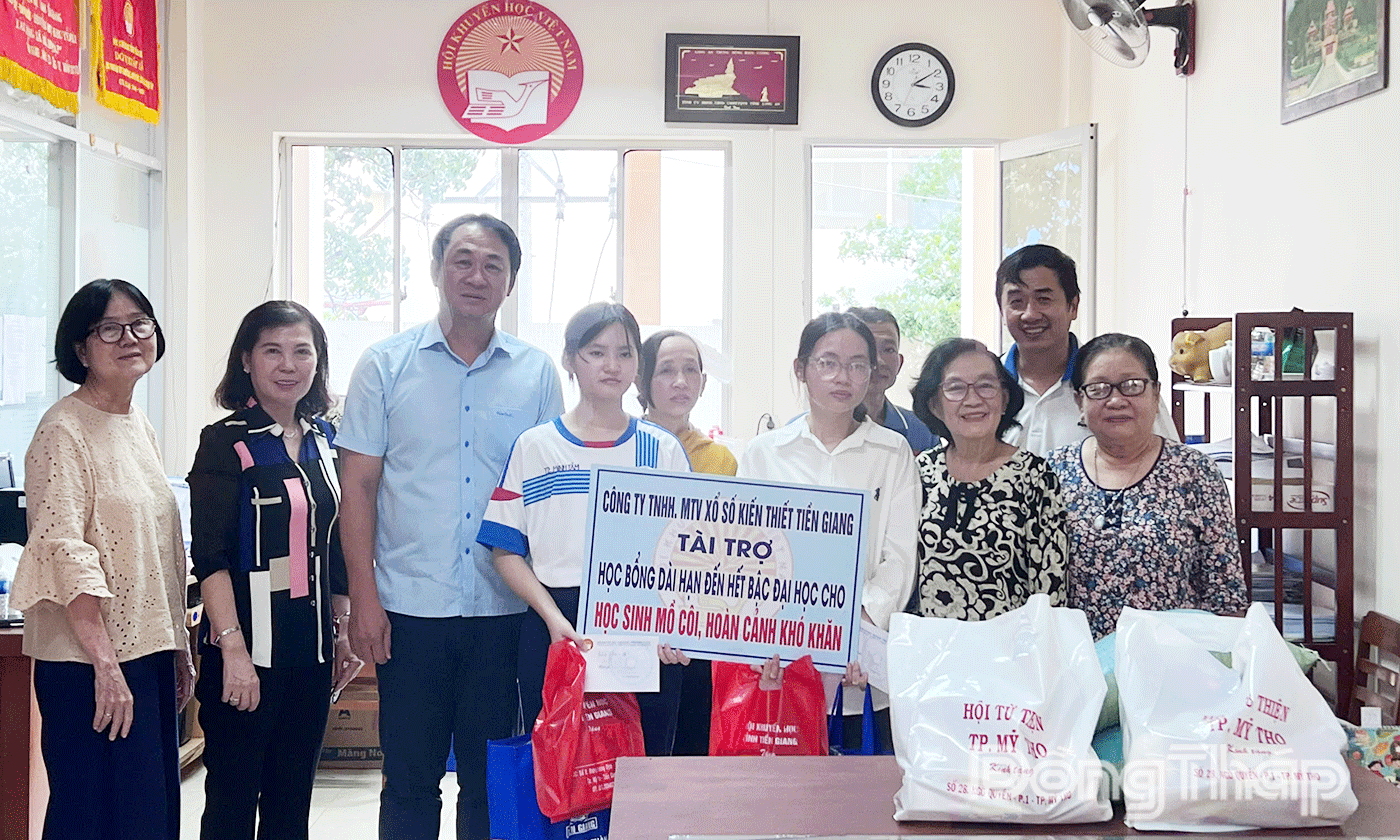 Trao học bổng cho 2 em Minh Ngọc và Minh Tâm.