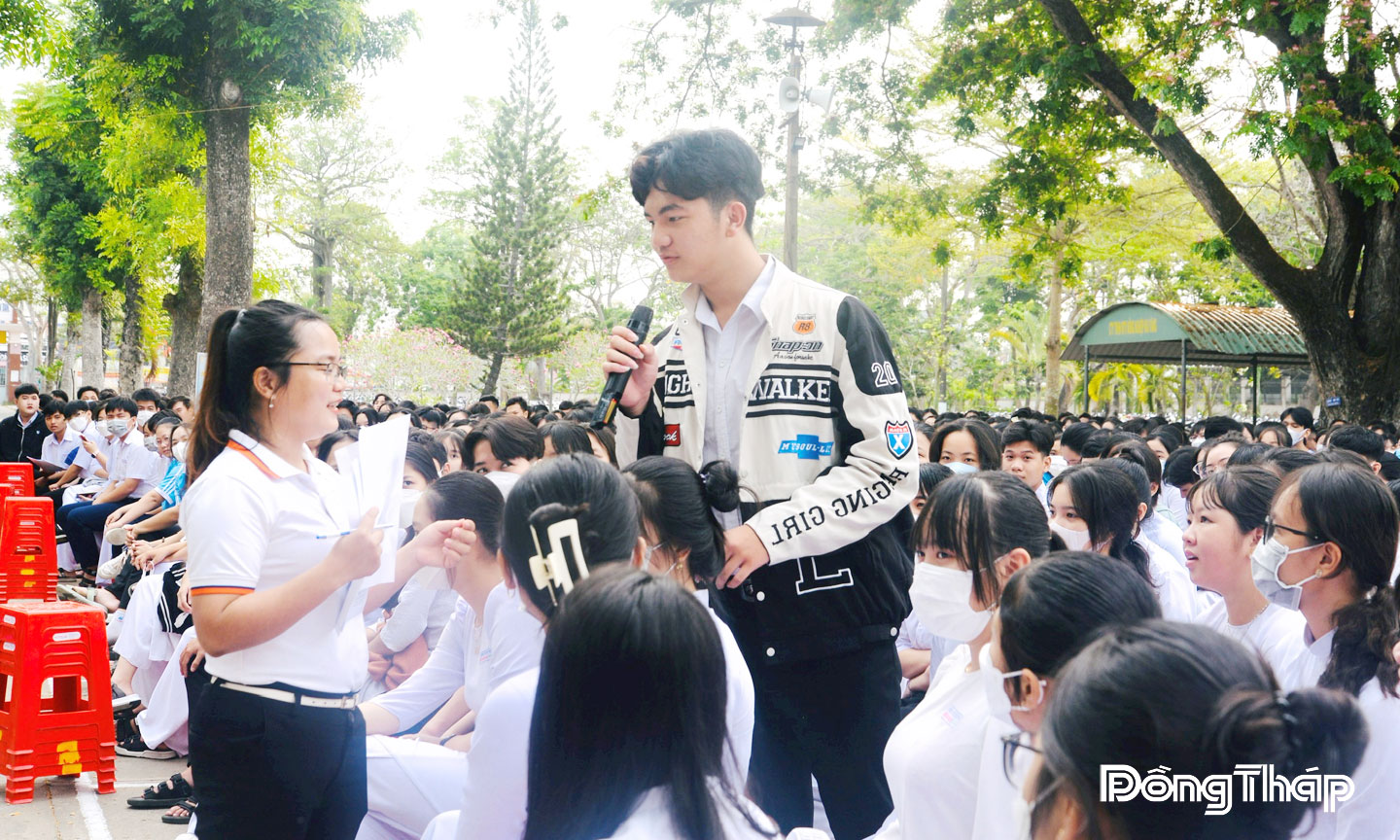 Học sinh Trường THPT Tháp Mười tham dự buổi tuyên truyền về giá trị văn hóa, lịch sử tại Di tích quốc gia đặc biệt Gò Tháp, xã Đốc Binh Kiều.