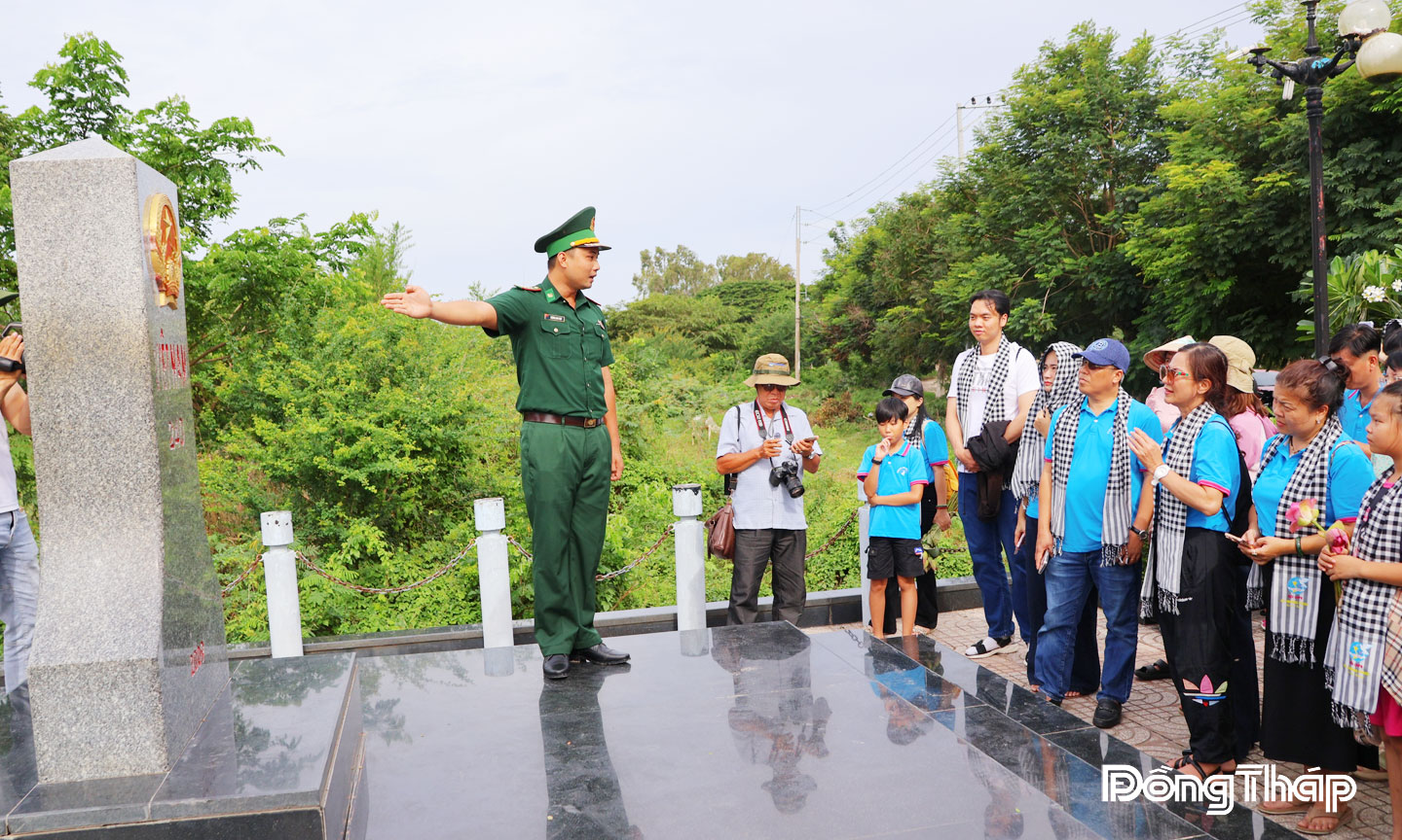 Chiến sĩ Đồn Biên phòng Cửa khẩu Quốc tế Thường Phước giới thiệu với khách du lịch về Cột mốc biên giới 240, nơi đánh dấu ranh giới thiêng liêng giữa Việt Nam và Vương quốc Campuchia.