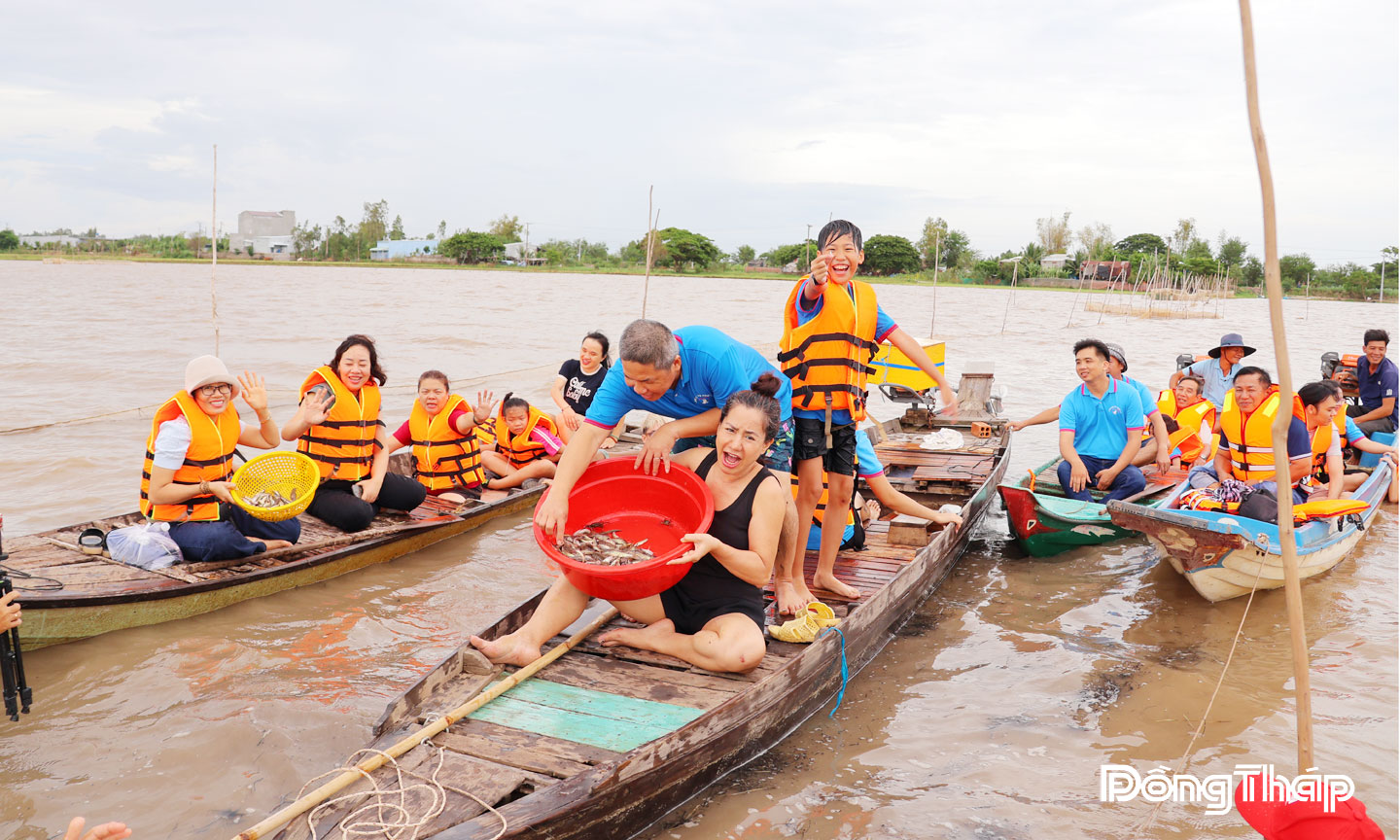 Khách du lịch thích thú trải nghiệm tour du lịch mùa nước nổi tại xã Thường Phước.