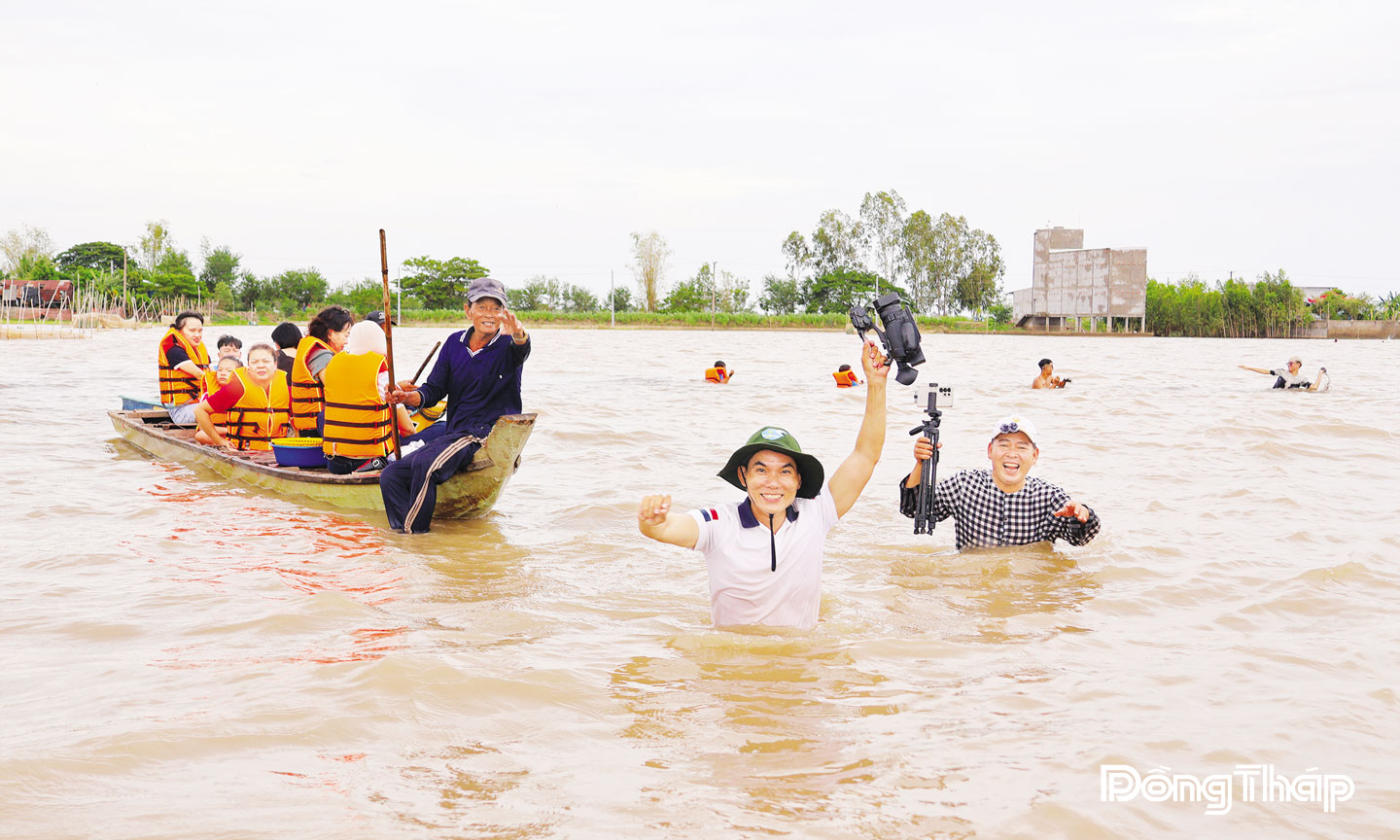 Nụ cười rạng rỡ của khách du lịch và nông dân vùng biên giới trên cánh đồng mùa nước nổi ở ấp Giồng Bàng, xã Thường Phước.
