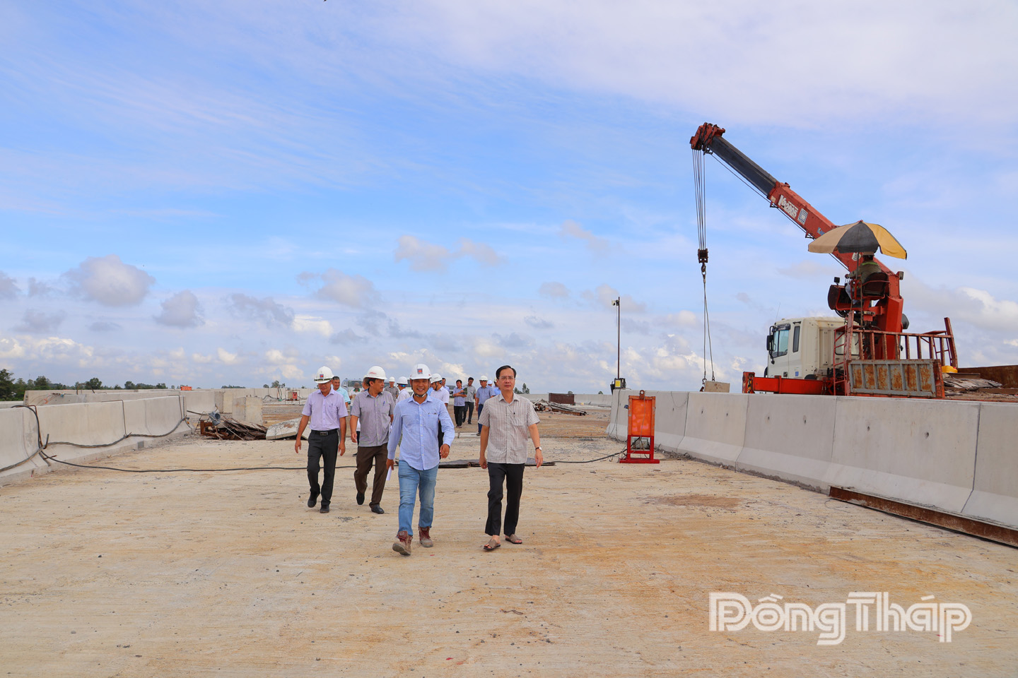 Chủ tịch UBND Trần Trí Quang kiểm tra tiến độ thi công cao tốc Cao Lãnh - An Hữu, giai đoạn 1, tại điểm nút giao với cao tốc Mỹ An - Cao Lãnh.