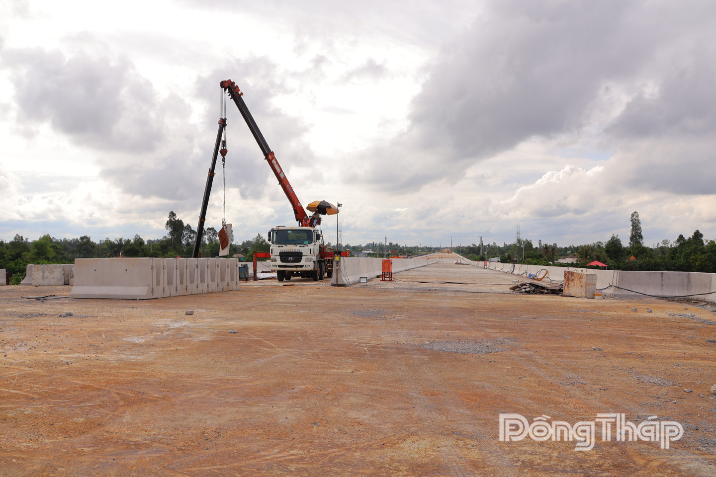 Chủ tịch UBND tỉnh yêu cầu các nhà thầu sớm hoàn thiện các khe co giãn, thảm nhựa mặt cầu để đồng bộ và bảo đảm chất lượng trước khi thông xe.