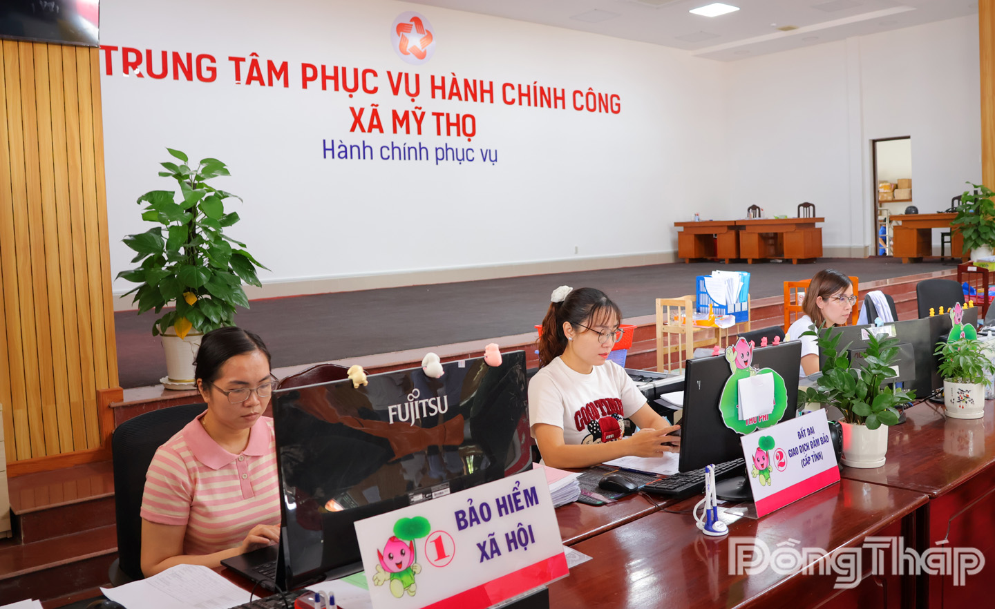 Cán bộ công chức Trung tâm phục vụ hành chính công xã Mỹ Thọ làm việc phục vụ ngày cuối tuần.