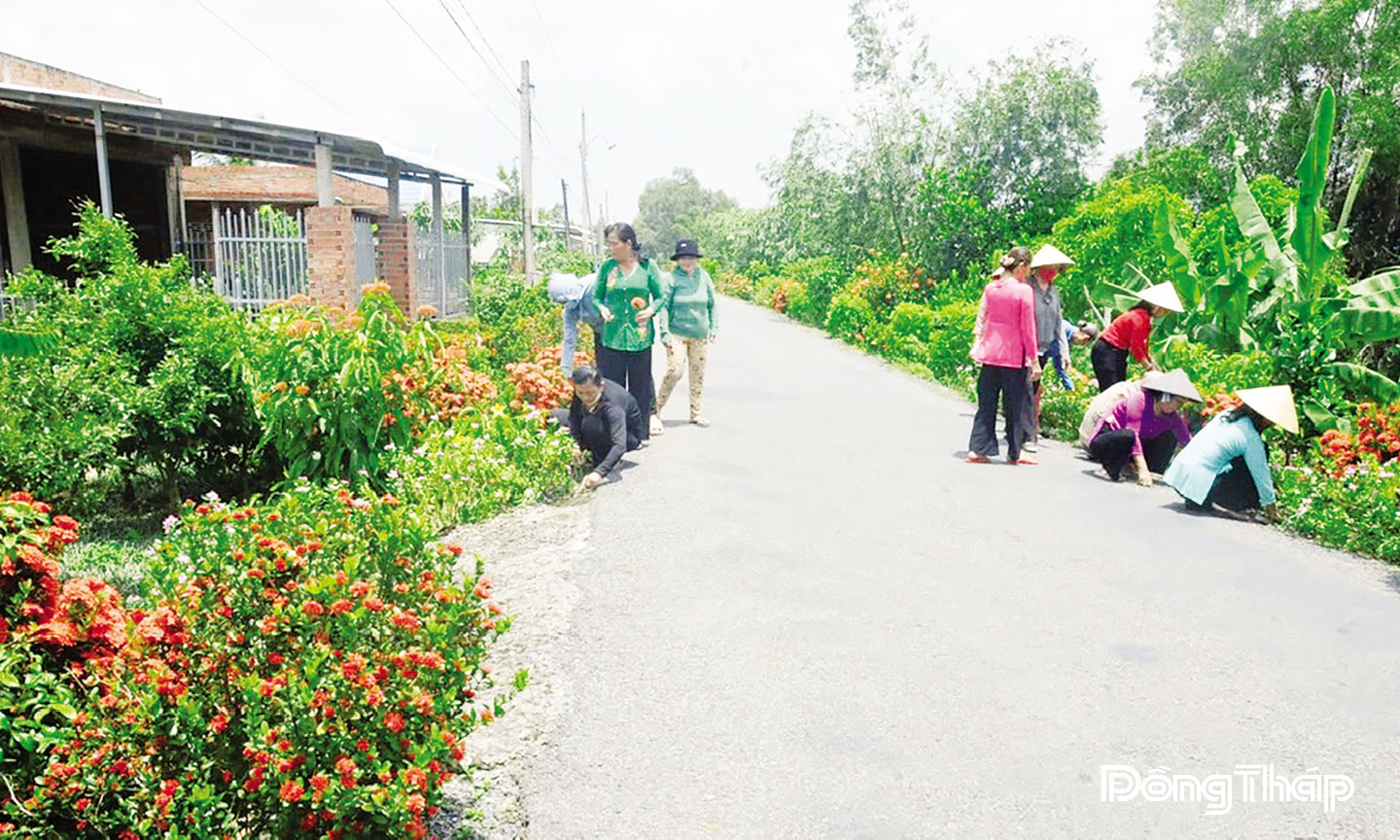Người dân tham gia xây dựng các tuyến đường giao thông nông thôn xanh - sạch - đẹp.