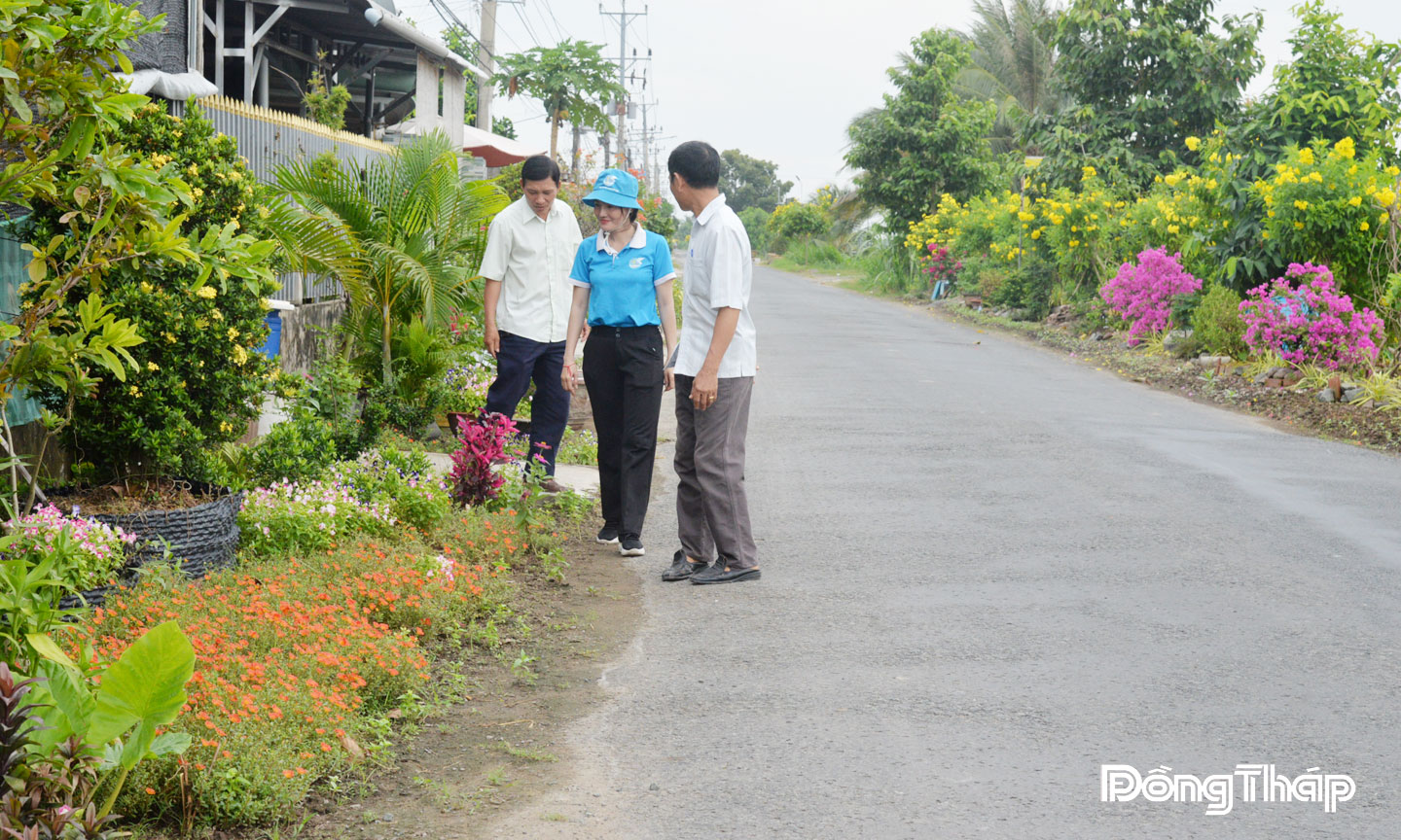 Người dân tham gia xây dựng các tuyến đường giao thông nông thôn xanh - sạch - đẹp.