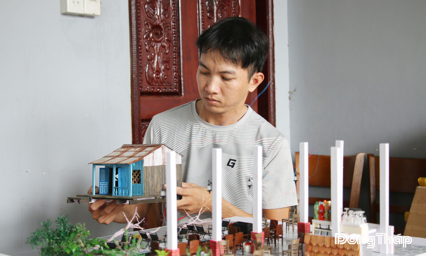 Anh Trương Hoàng Nhi thiết kế mô hình nhà tiểu cảnh miền Tây.