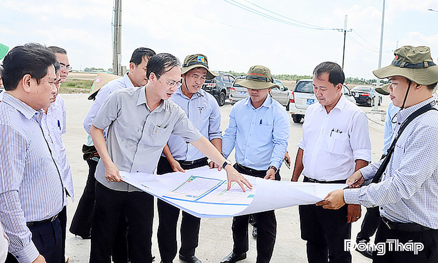 Đồng chí Trần Trí Quang, Phó Bí thư Tỉnh ủy, Chủ tịch UBND tỉnh Đồng Tháp (thứ 2, từ trái sang) trong chuyến  khảo sát tại Khu công nghiệp Gia Thuận 2 (xã Gia Thuận, tỉnh Đồng Tháp).                                                             Ảnh: Việt Tiến