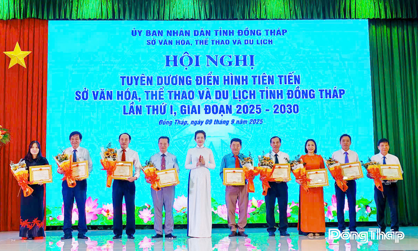 Lãnh đạo Thư viện tỉnh (thứ 3 từ trái sang) nhận Giấy khen của Giám đốc Sở Văn hóa, Thể thao và Du lịch tại Hội nghị tuyên dương điển hình tiên tiến.