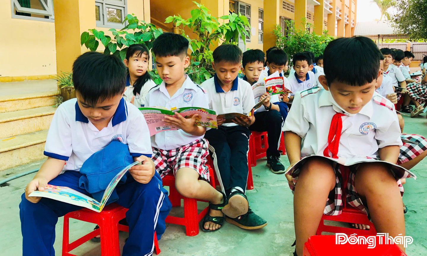 Thư viện tỉnh trang bị nhiều sách mới, thu hút bạn đọc, học sinh đến đọc sách.